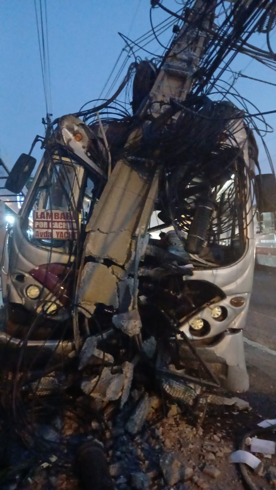 Un bus de la Línea 54 chocó contra un poste de la ANDE, dejando a tres pasajeros heridos en Fernando de la Mora.