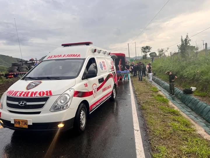 Un bus de Coostransmayo se volcó en Huila, dejando varios heridos y causando alarma por las condiciones viales.
