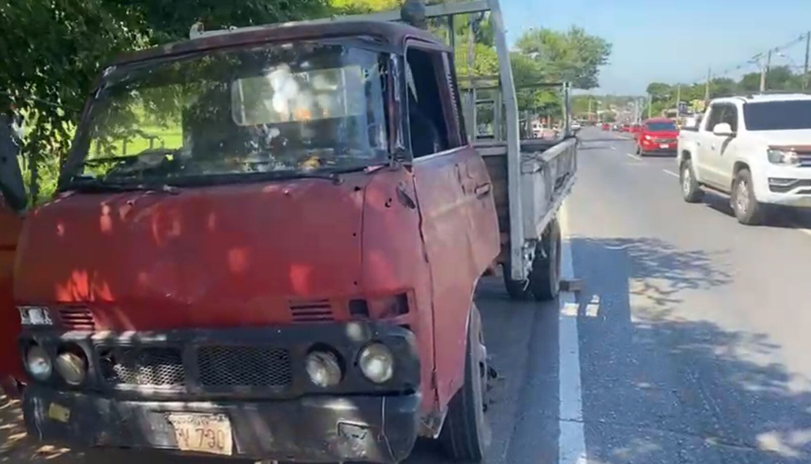 Un joven de 26 años sufrió graves lesiones tras un choque con un camión.