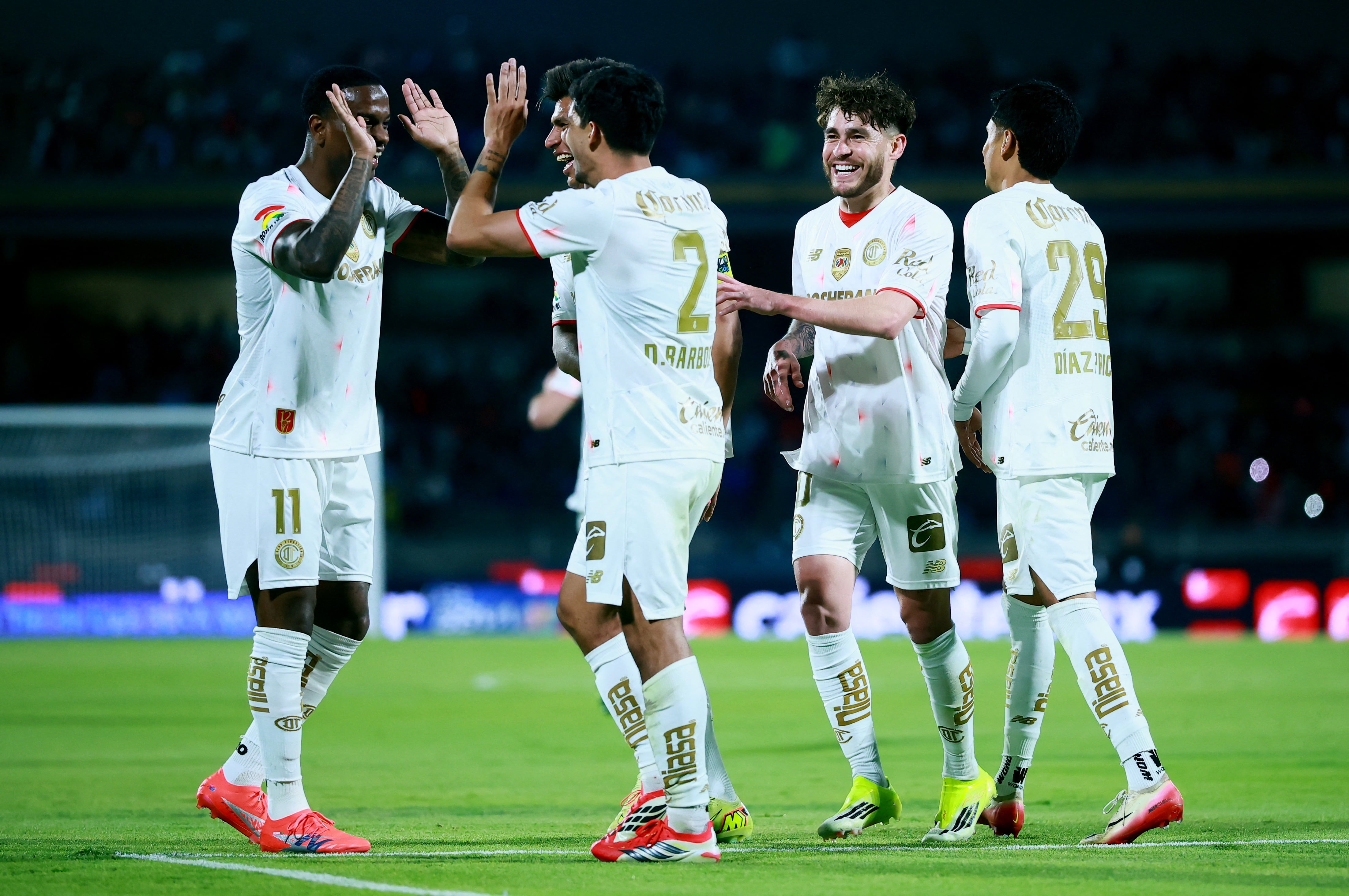 Un aficionado de Toluca fue agredido tras el partido contra Pumas en un hecho que reaviva el debate sobre la violencia en el fútbol.