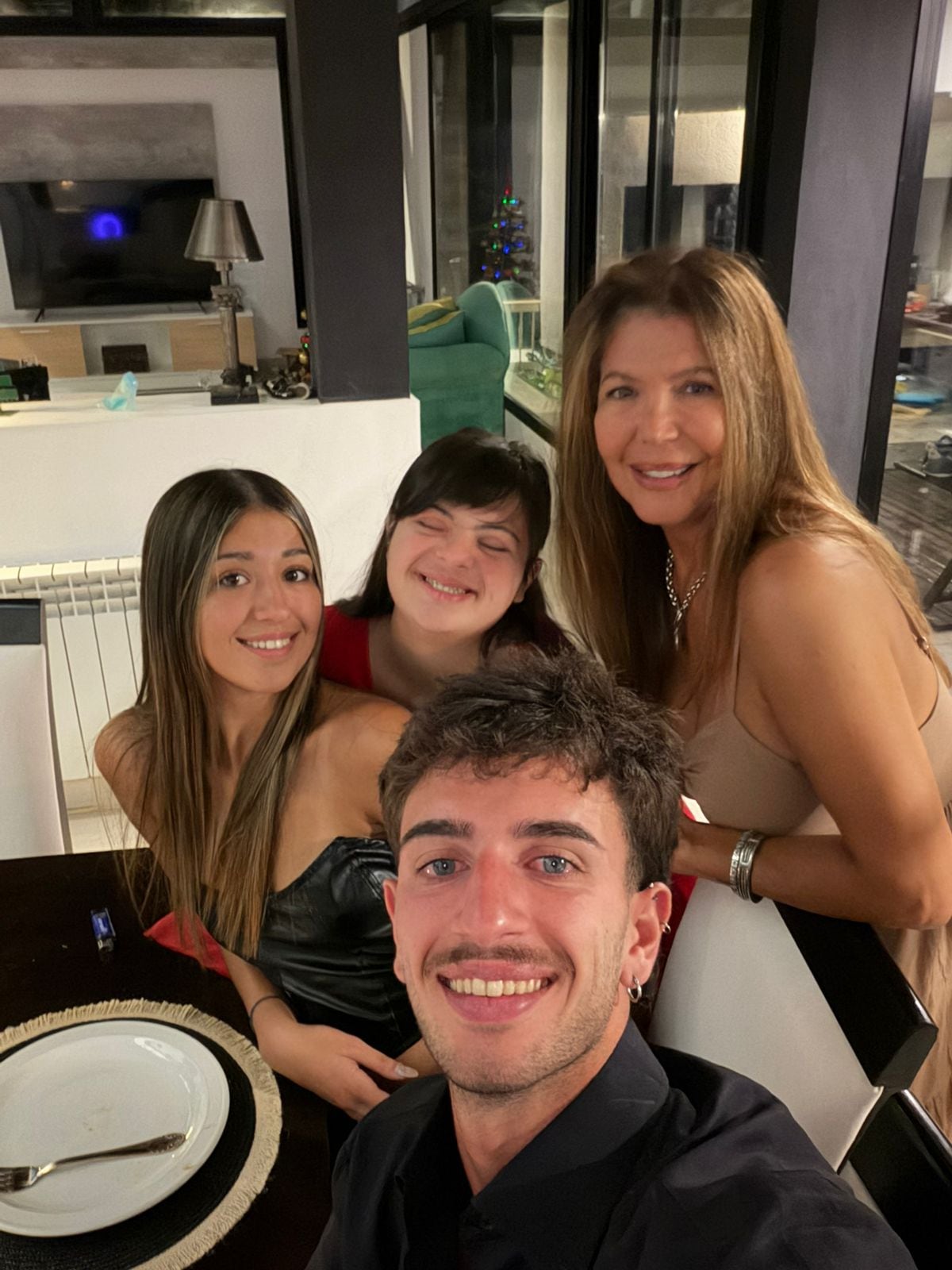 La icónica vedette de los 90, Alejandra Mora, busca retomar su carrera tras una pausa dedicada a su familia.