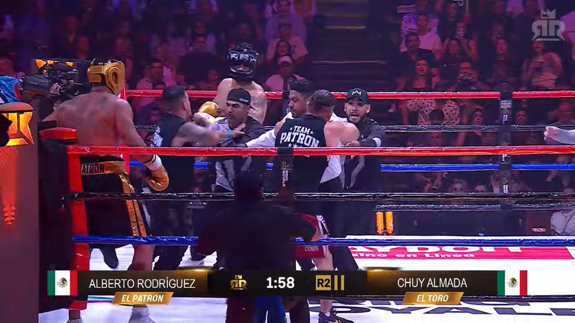 El evento Ring Royale destaca con peleas intensas y actuaciones musicales.