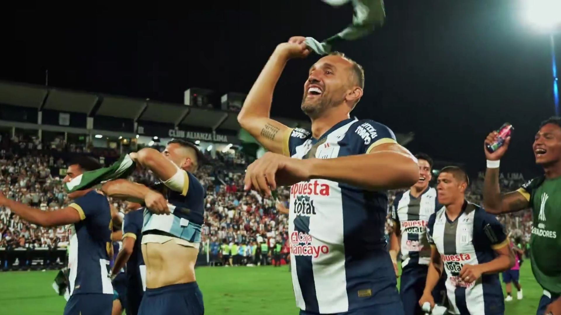 El equipo reafirma su espíritu familiar en la despedida del 'Pirata' Barcos.