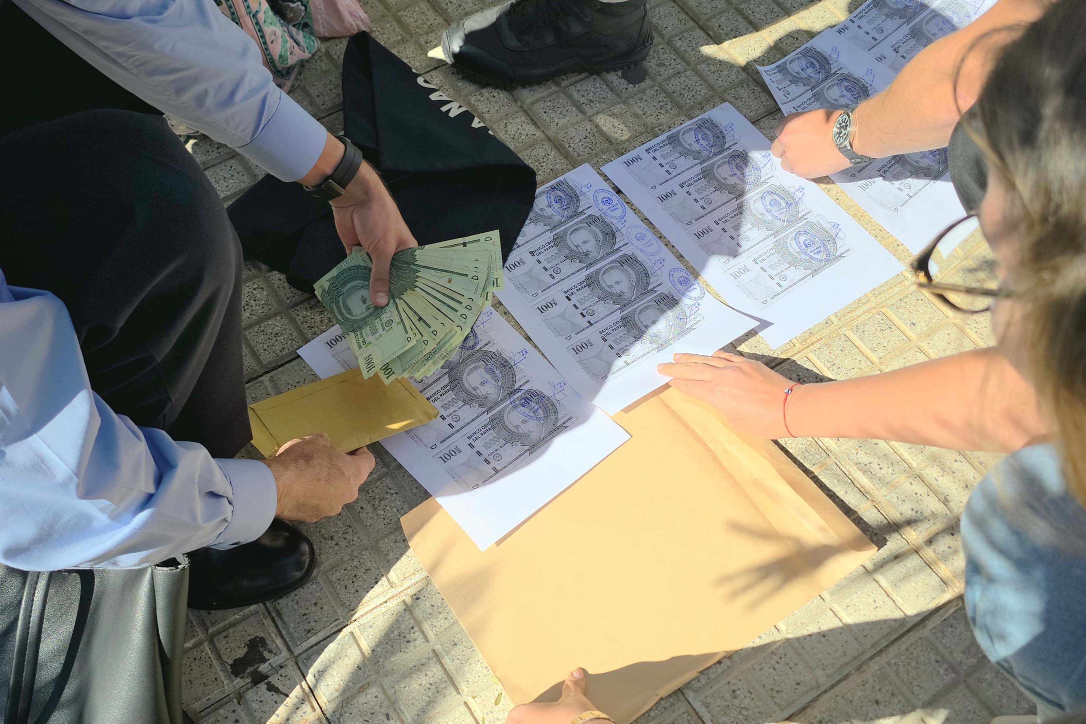 Una investigación revela una red de corrupción en el sistema de tobilleras electrónicas en Paraguay.