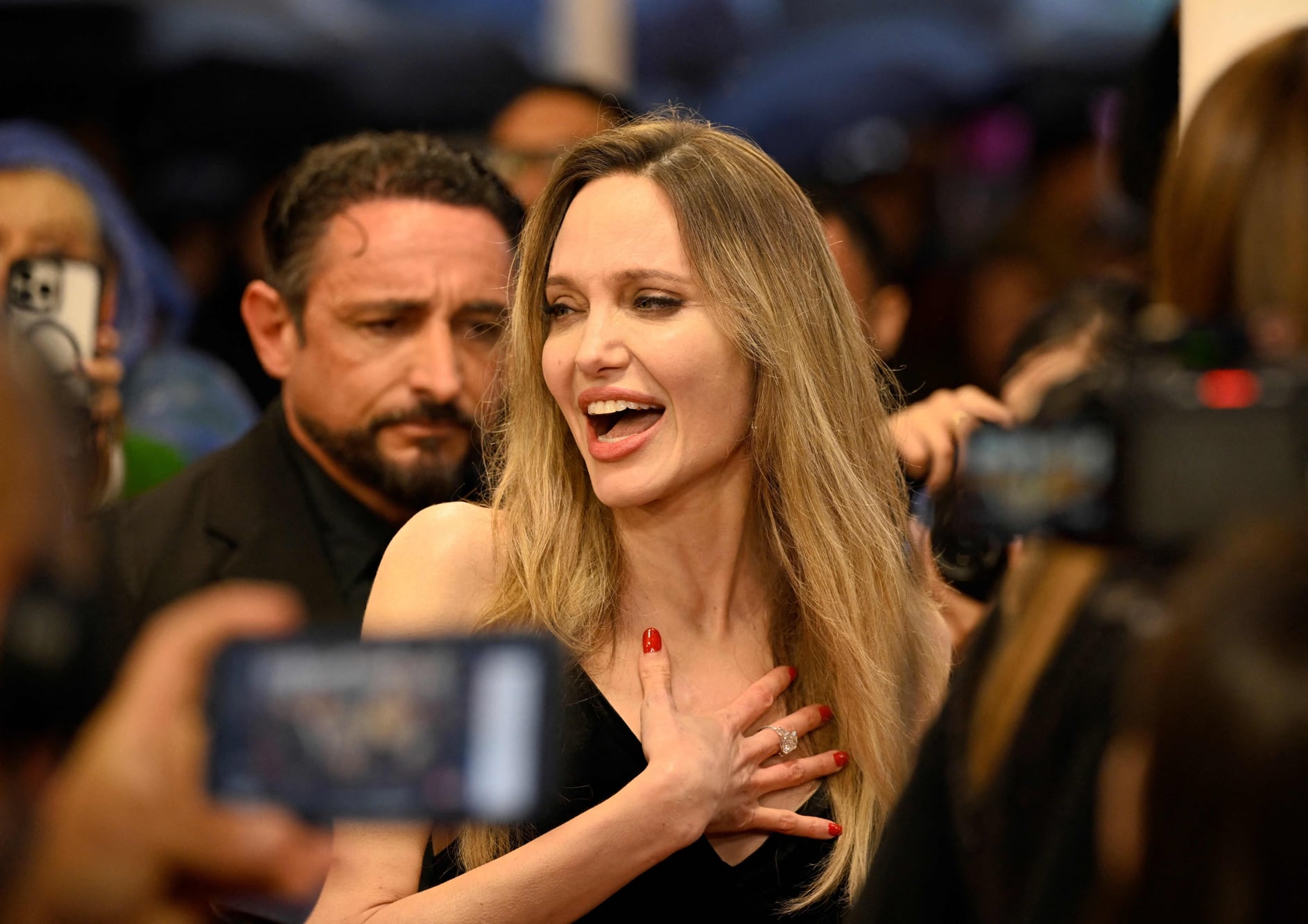 Angelina Jolie habla sobre su amor por EE. UU. y su nuevo filme en San Sebastián.