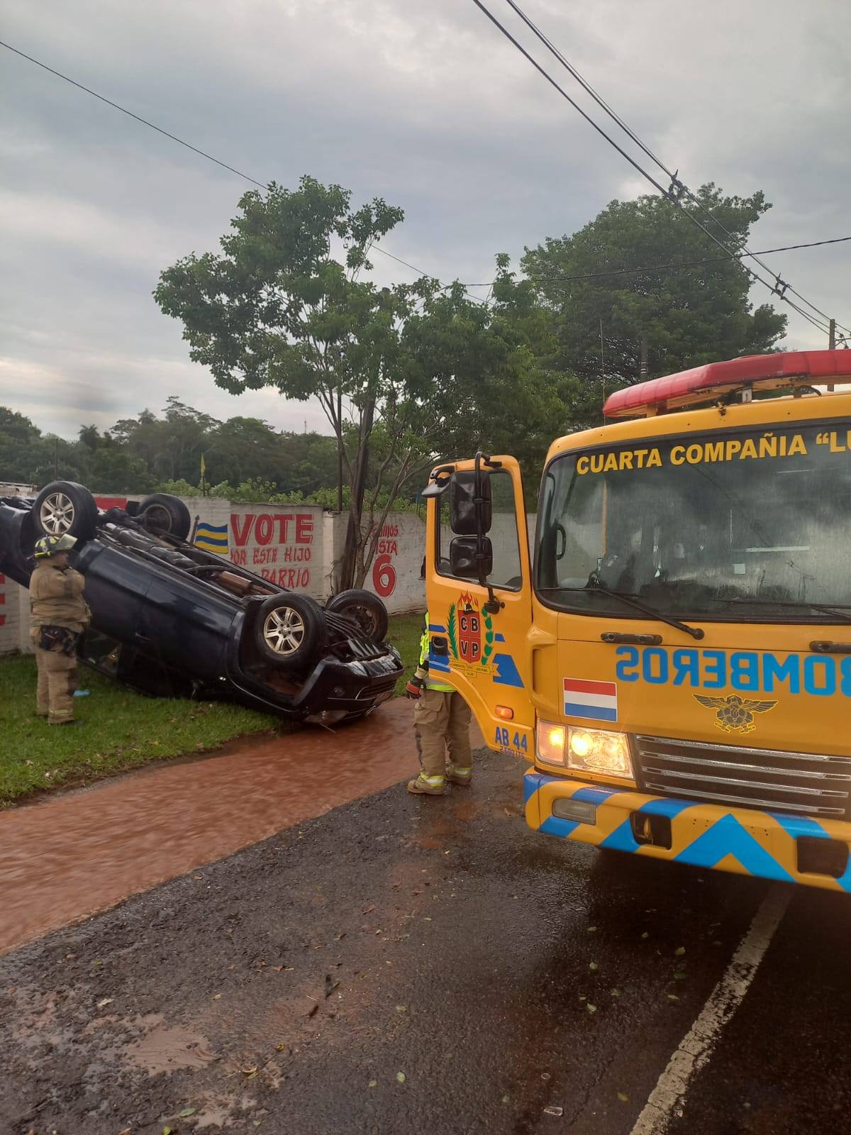 Un accidente de tránsito en Luque dejó al conductor ileso tras volcar su vehículo.