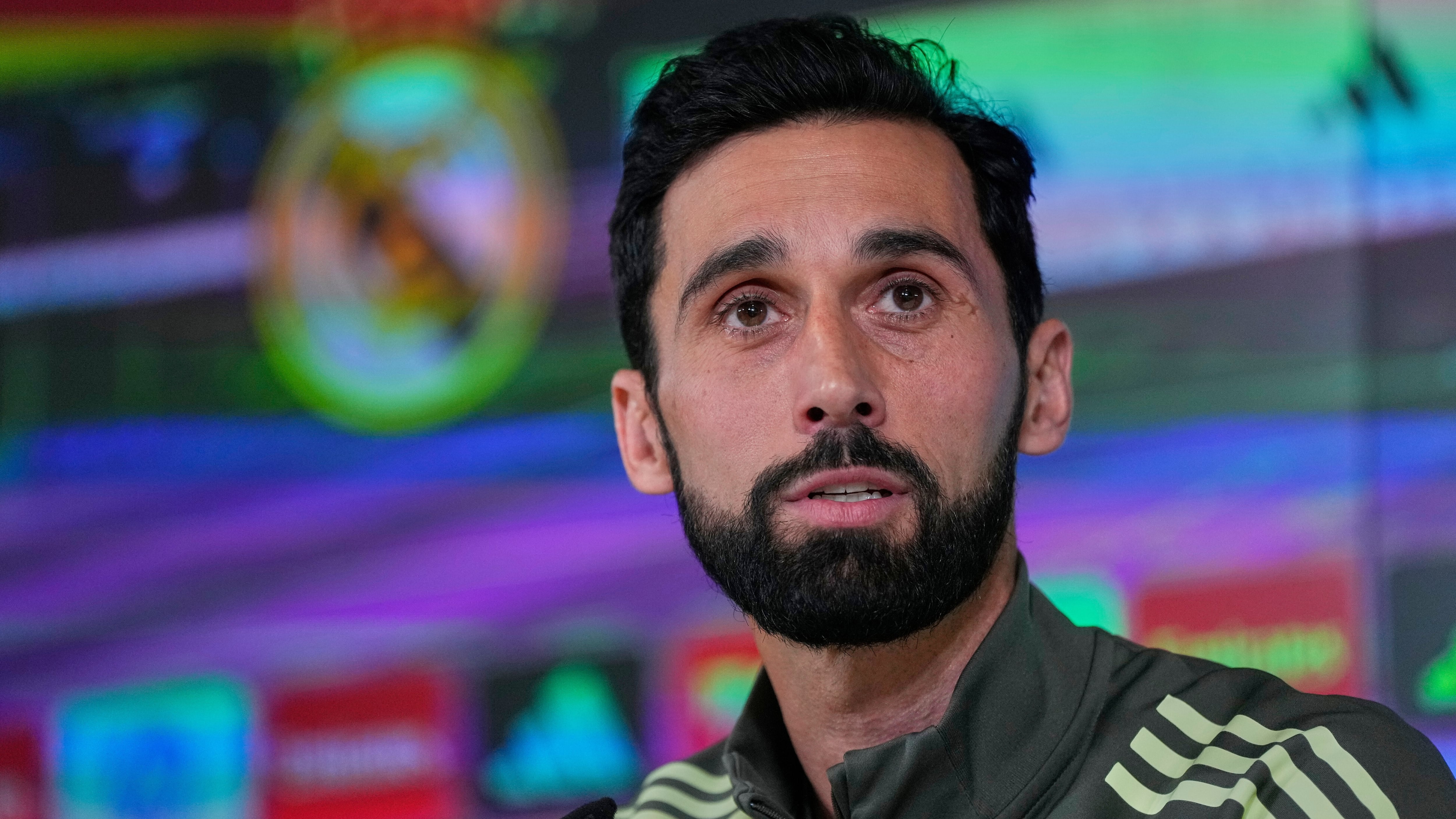 El nuevo entrenador del Real Madrid, Álvaro Arbeloa, se somete a la presión del Bernabéu tras una dura derrota.