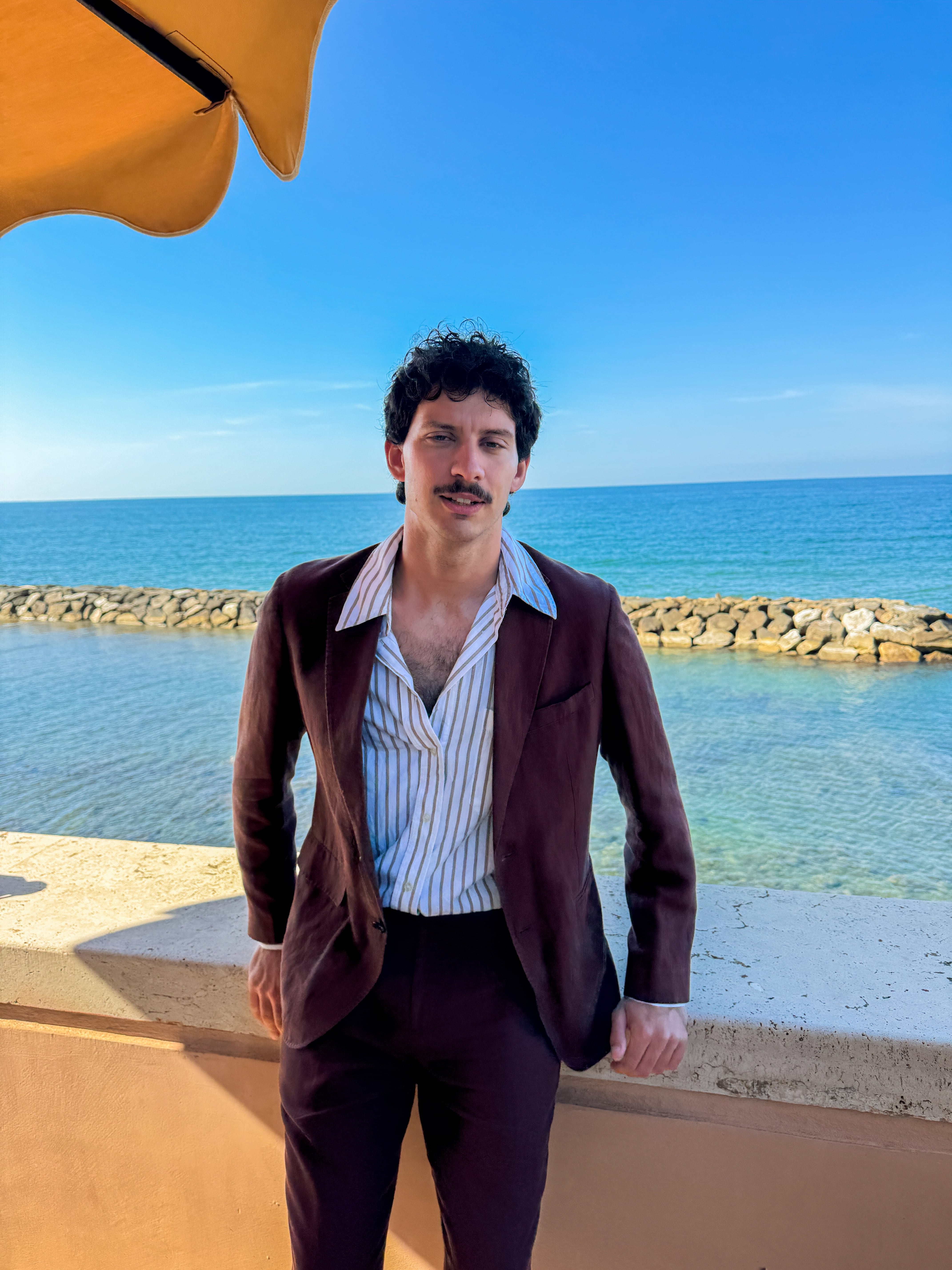 Francisco Freschi viajó a Roma para cubrir la muerte del Papa y terminó actuando en 'Emily in Paris'.