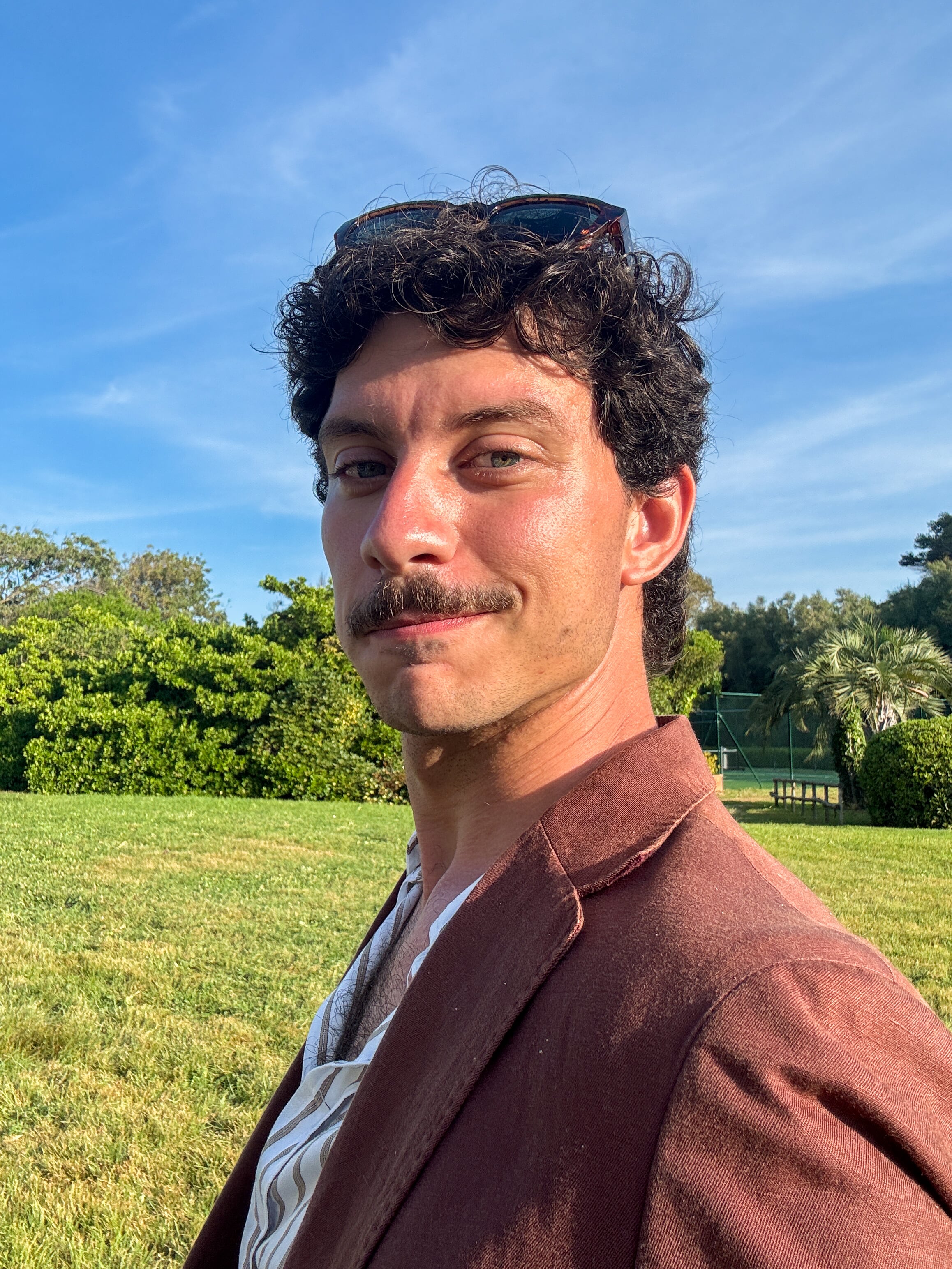 Francisco Freschi viajó a Roma para cubrir la muerte del Papa y terminó actuando en 'Emily in Paris'.