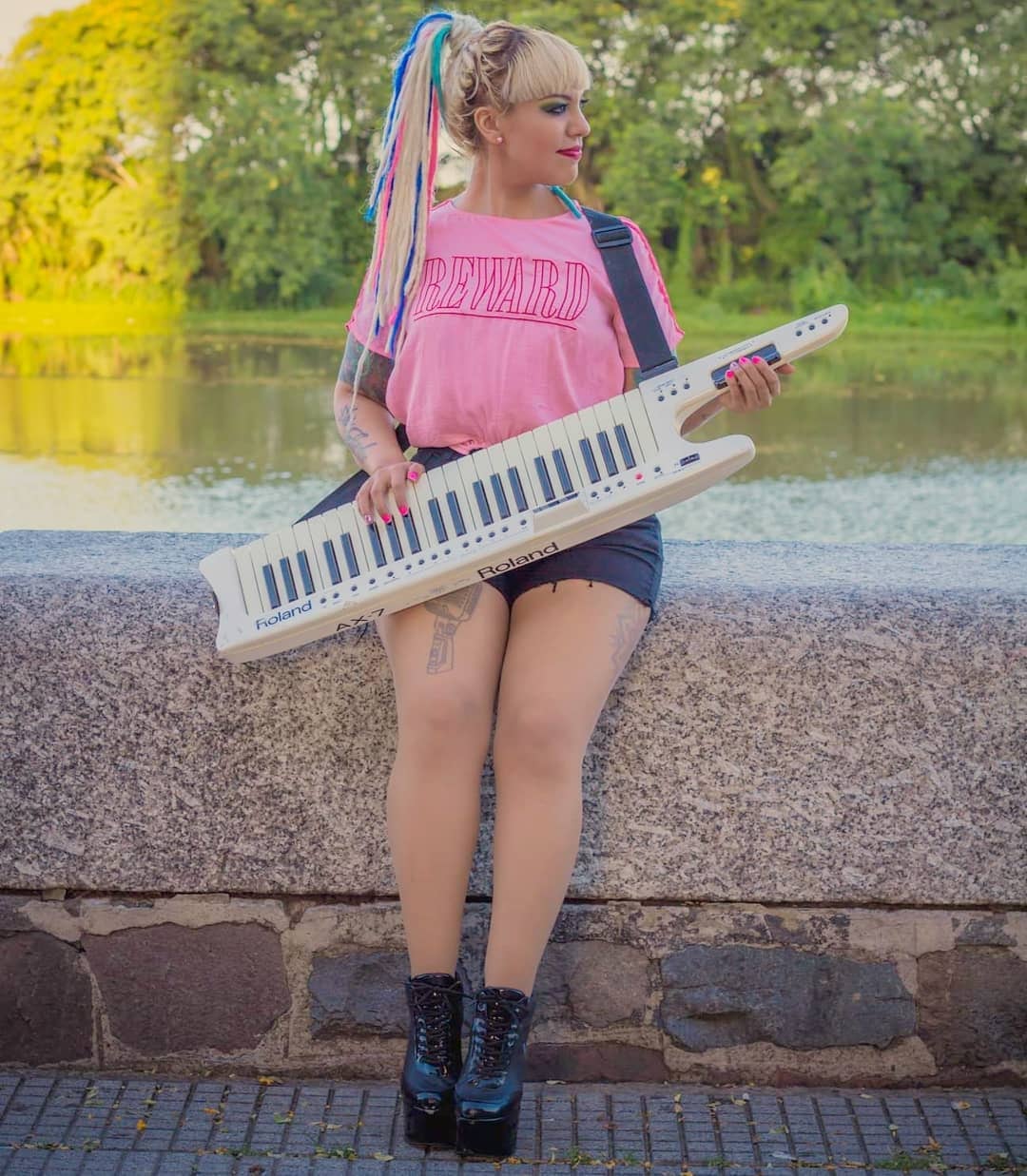 La exparticipante de Gran Hermano, Azul Carrizo, dejó la fama por una crisis nerviosa y busca retomar su carrera musical.