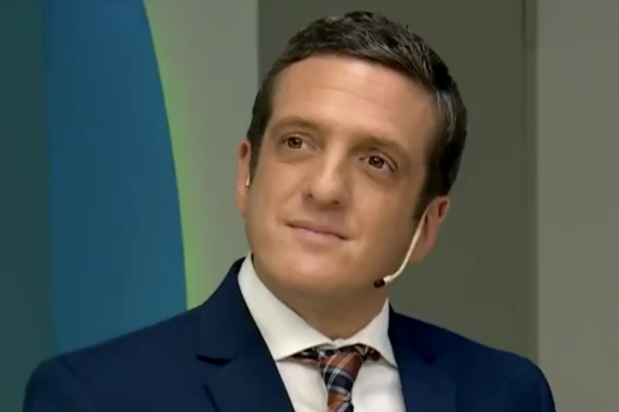 El conductor de BTV enfrenta rumores sobre su rating y se pronuncia sobre importantes eventos televisivos.