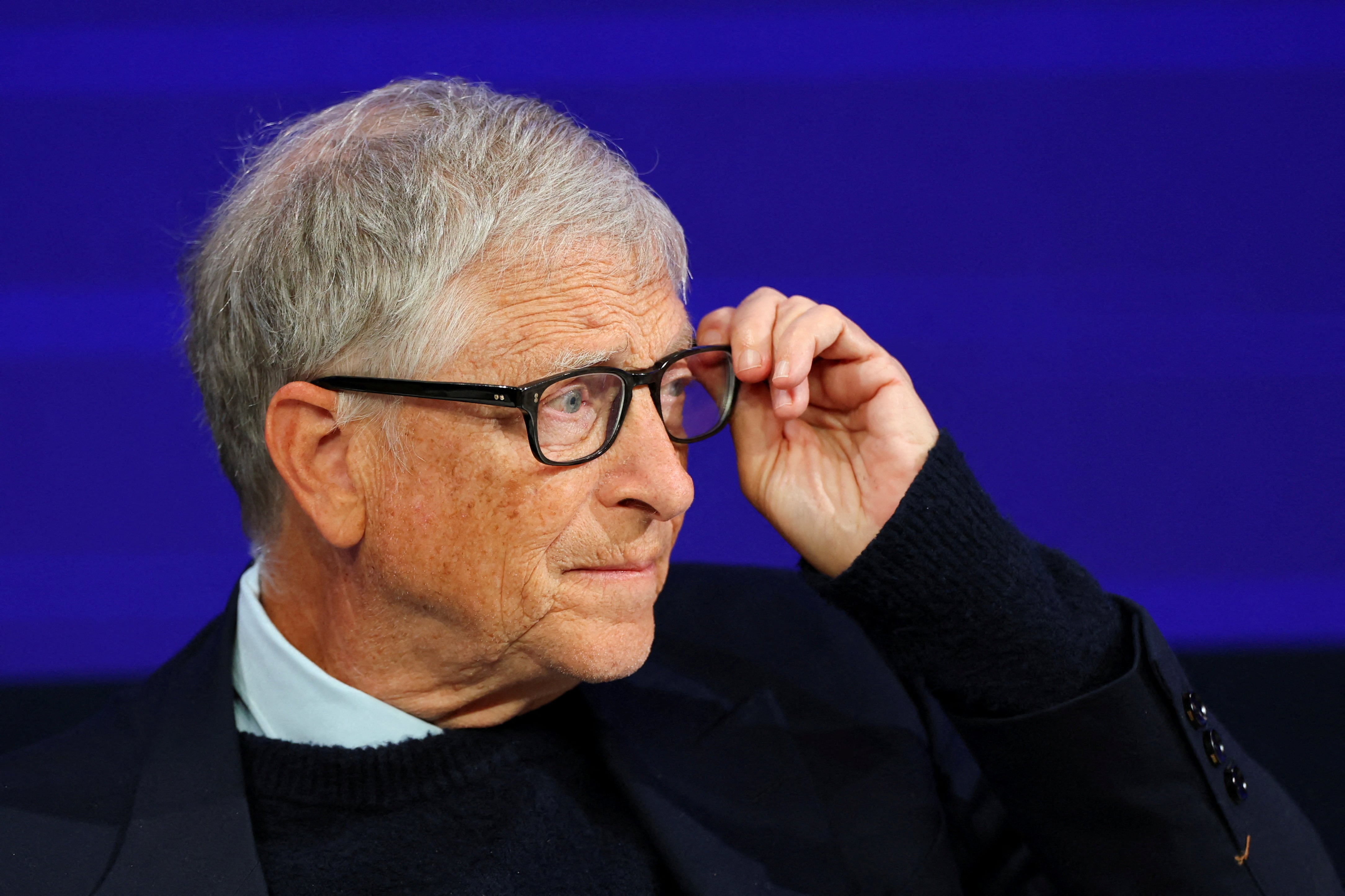 Gates destaca la IA como una herramienta transformadora, pero advierte sobre sus desaf&iacute;os y peligros.