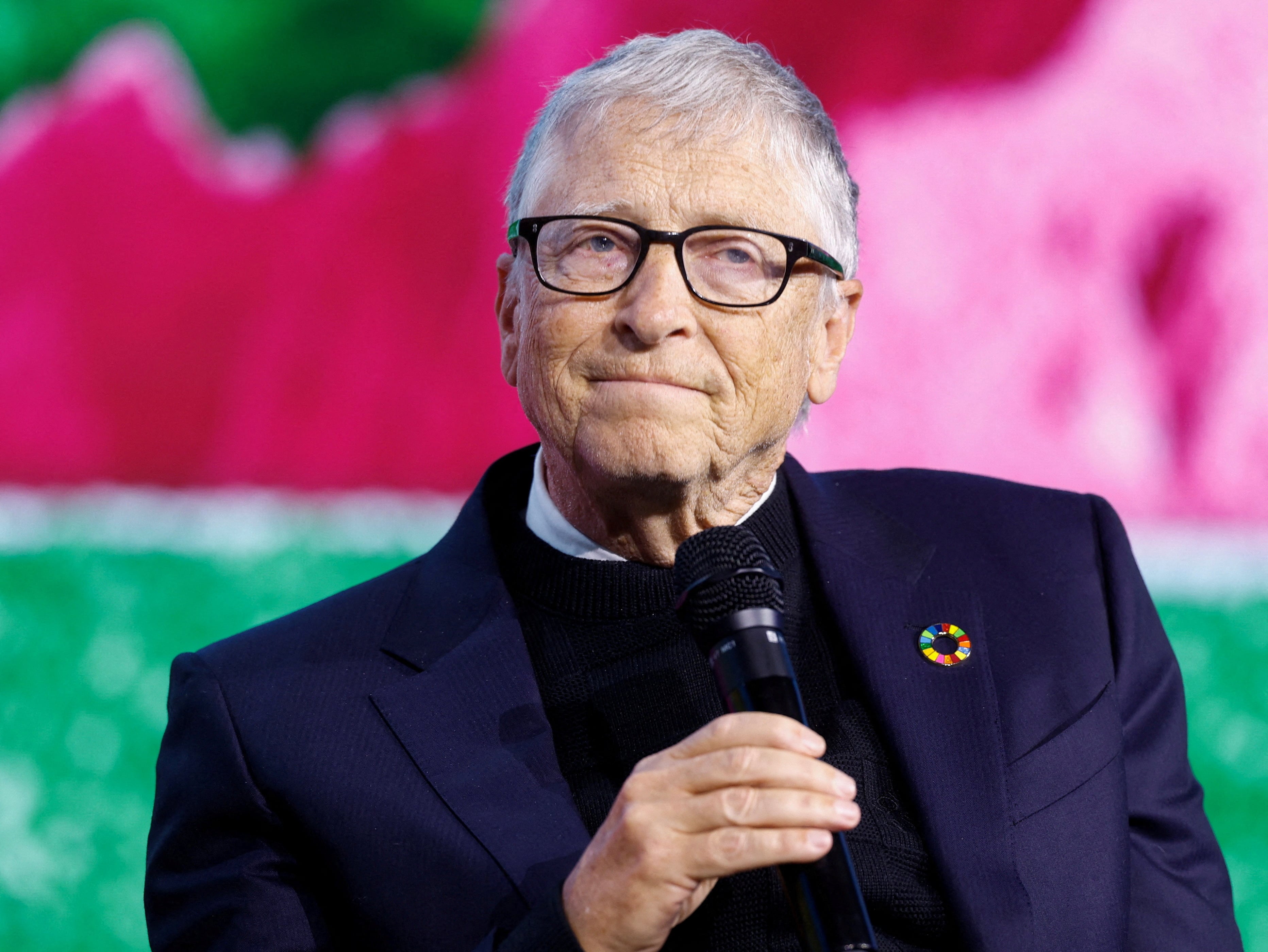 Gates destaca la IA como una herramienta transformadora, pero advierte sobre sus desafíos y peligros.