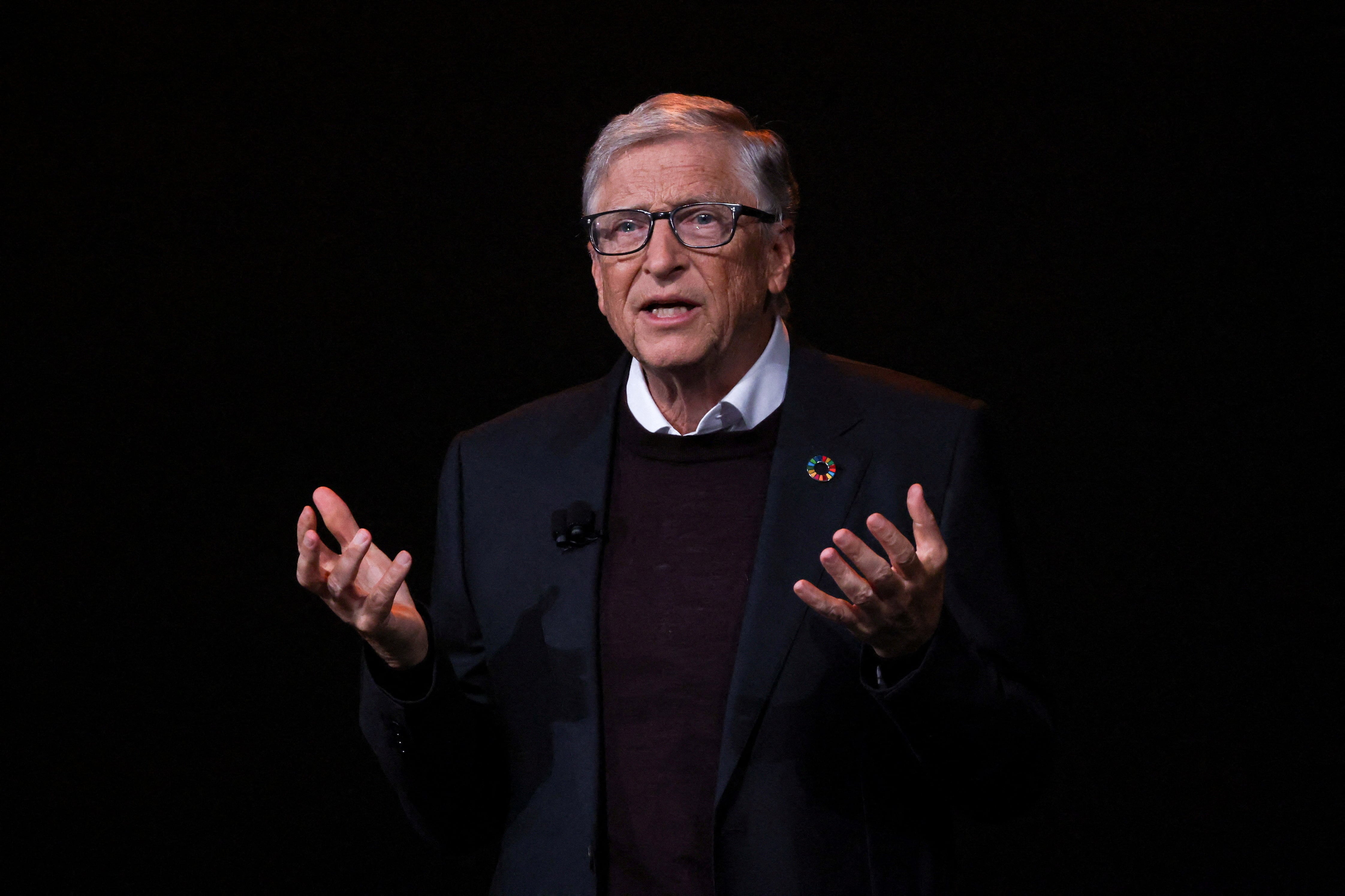Gates destaca la IA como una herramienta transformadora, pero advierte sobre sus desafíos y peligros.