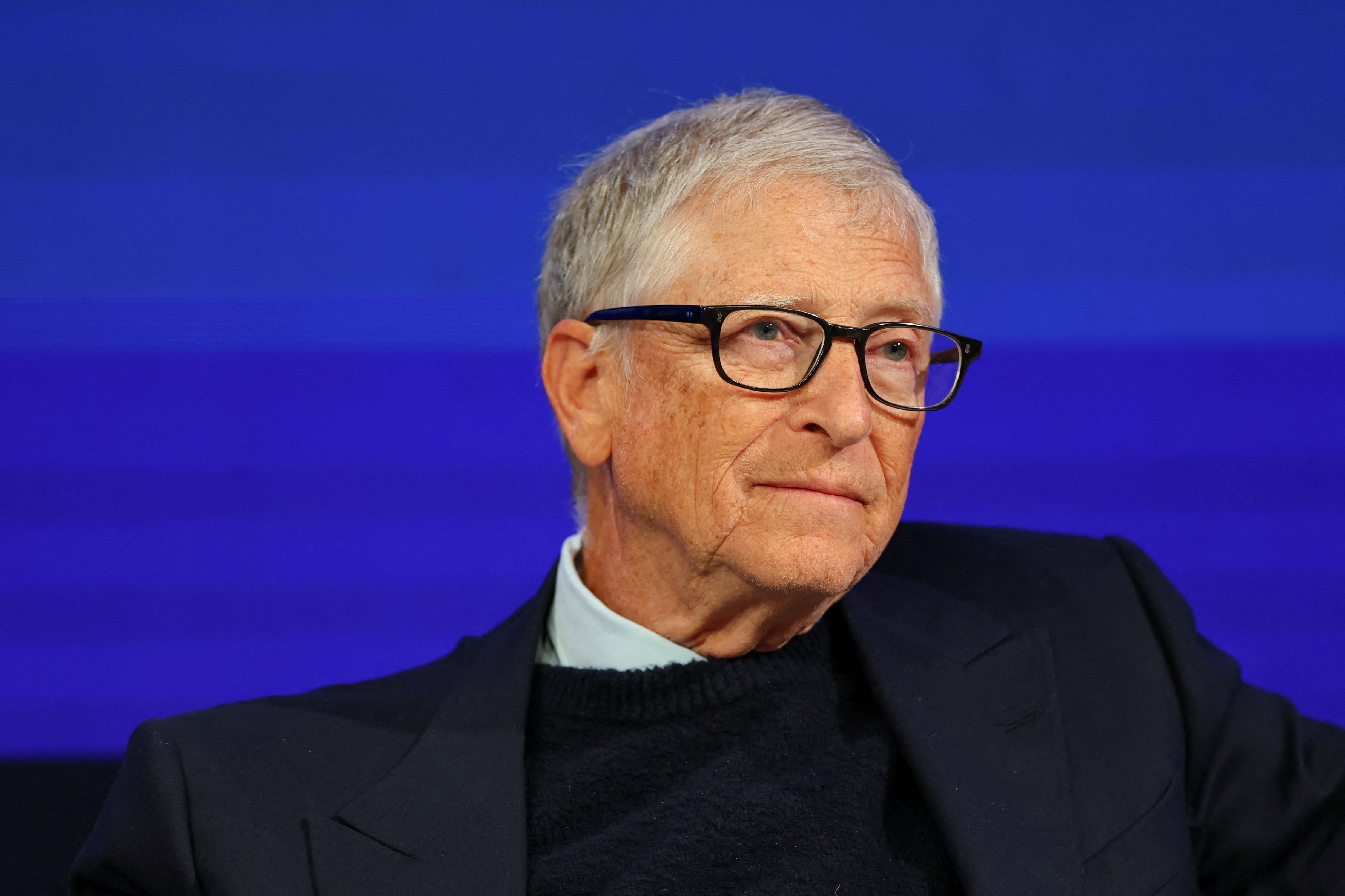 Gates destaca la IA como una herramienta transformadora, pero advierte sobre sus desafíos y peligros.