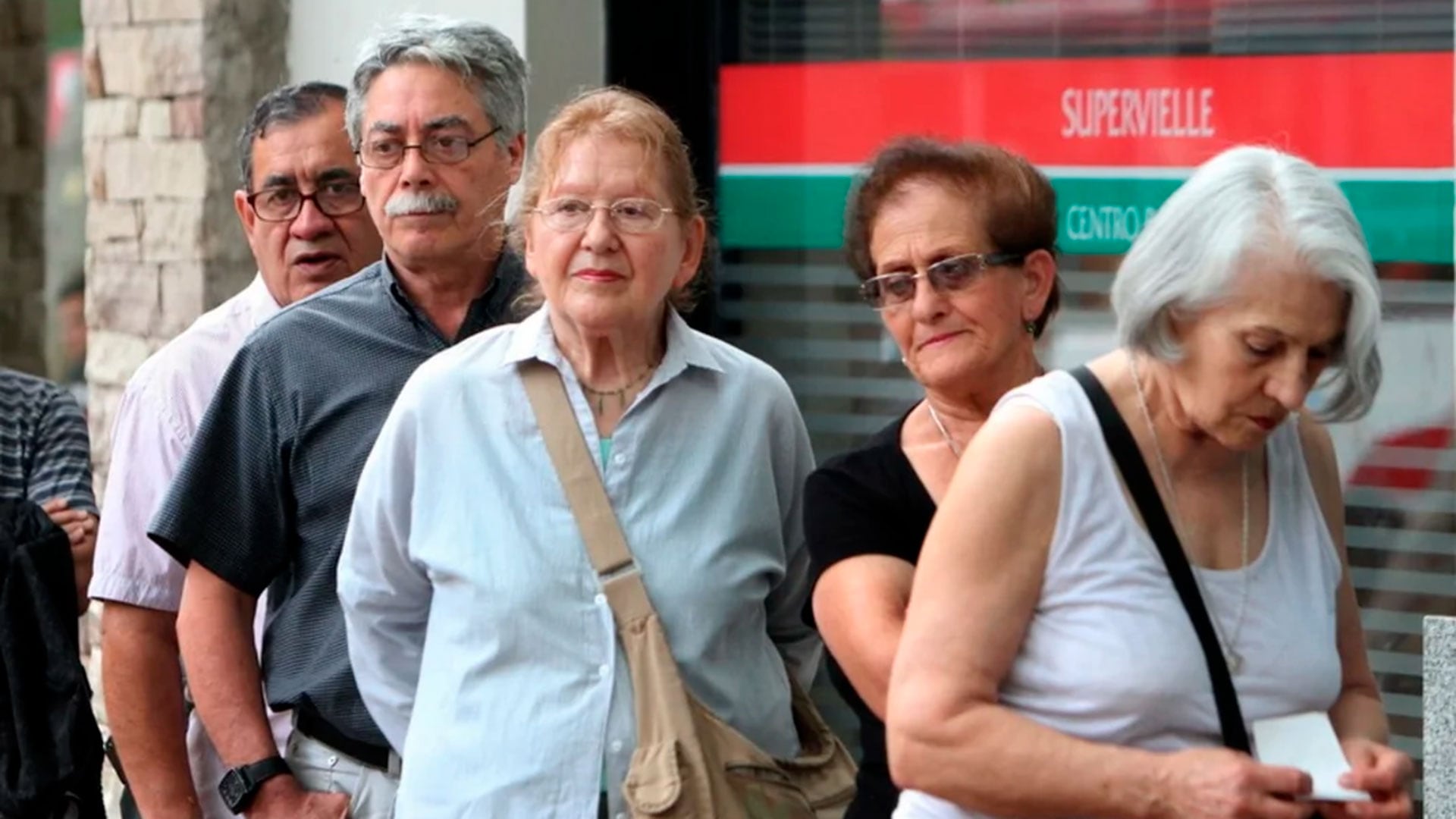 El Gobierno confirmó el pago del bono de 70 mil pesos para jubilados que perciben la mínima, manteniéndose congelado.