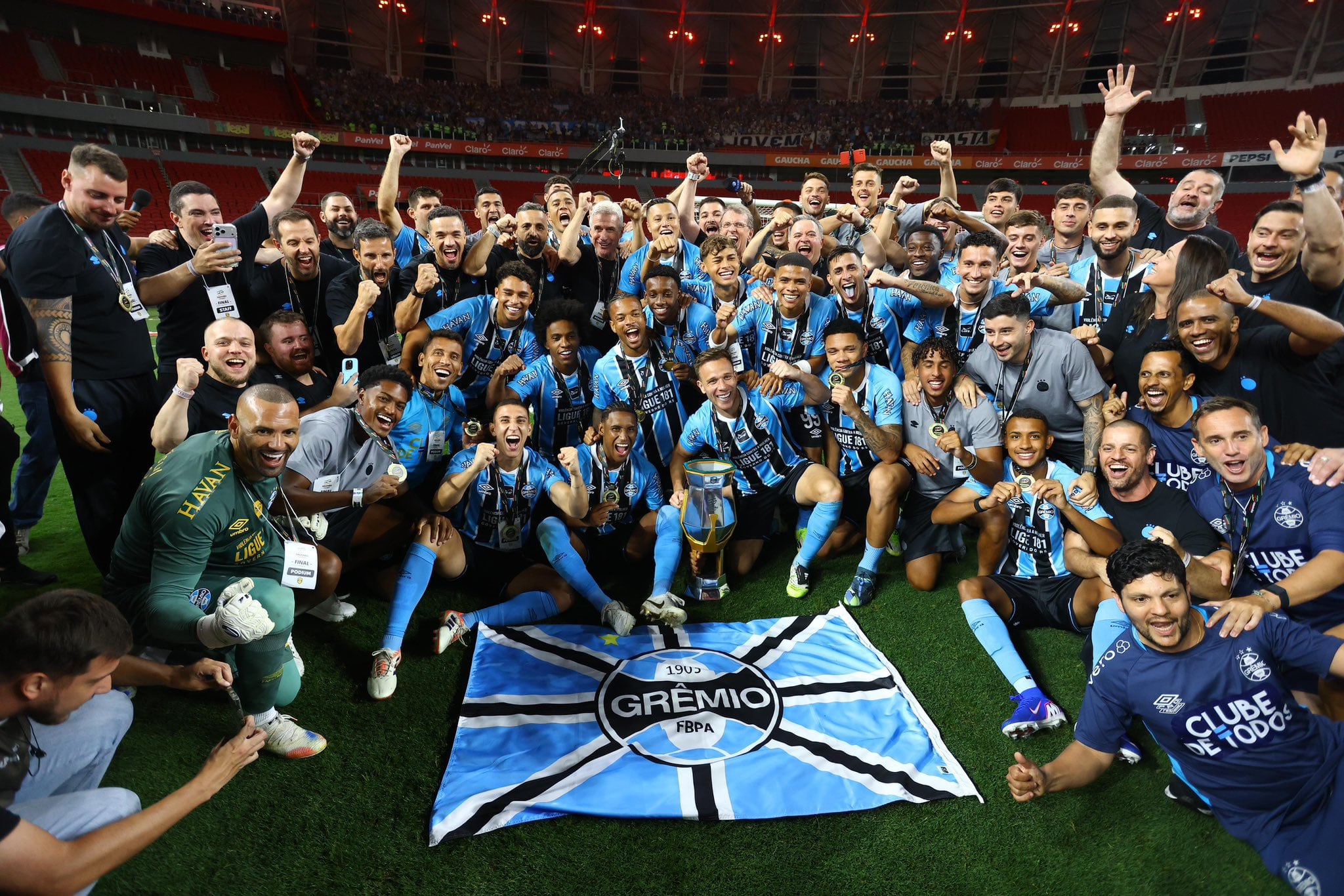 Los futbolistas colombianos brillan en torneos estaduales de Brasil.