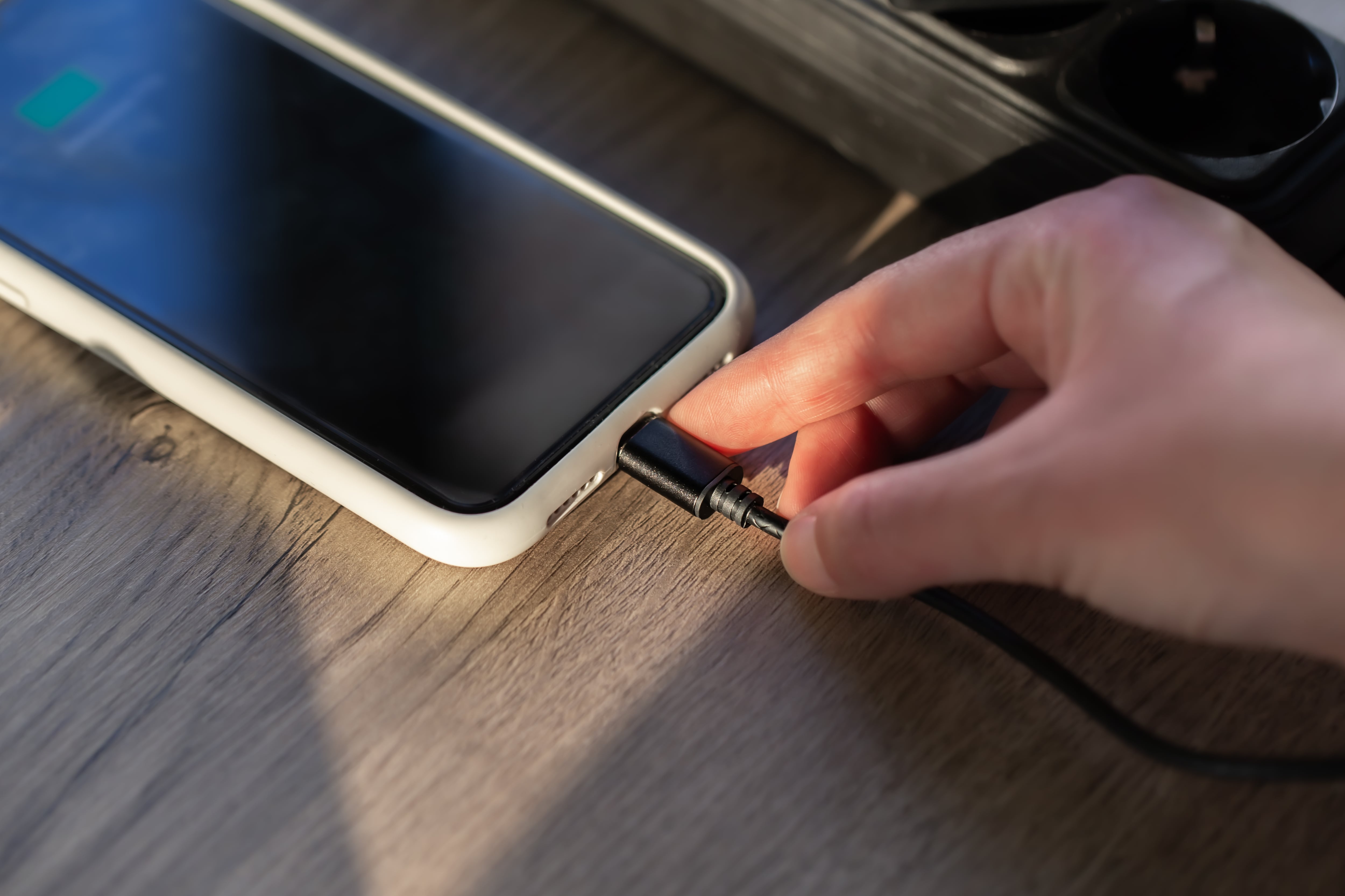 El calentamiento del cargador del celular es un problema común que puede solucionarse con buenas prácticas.