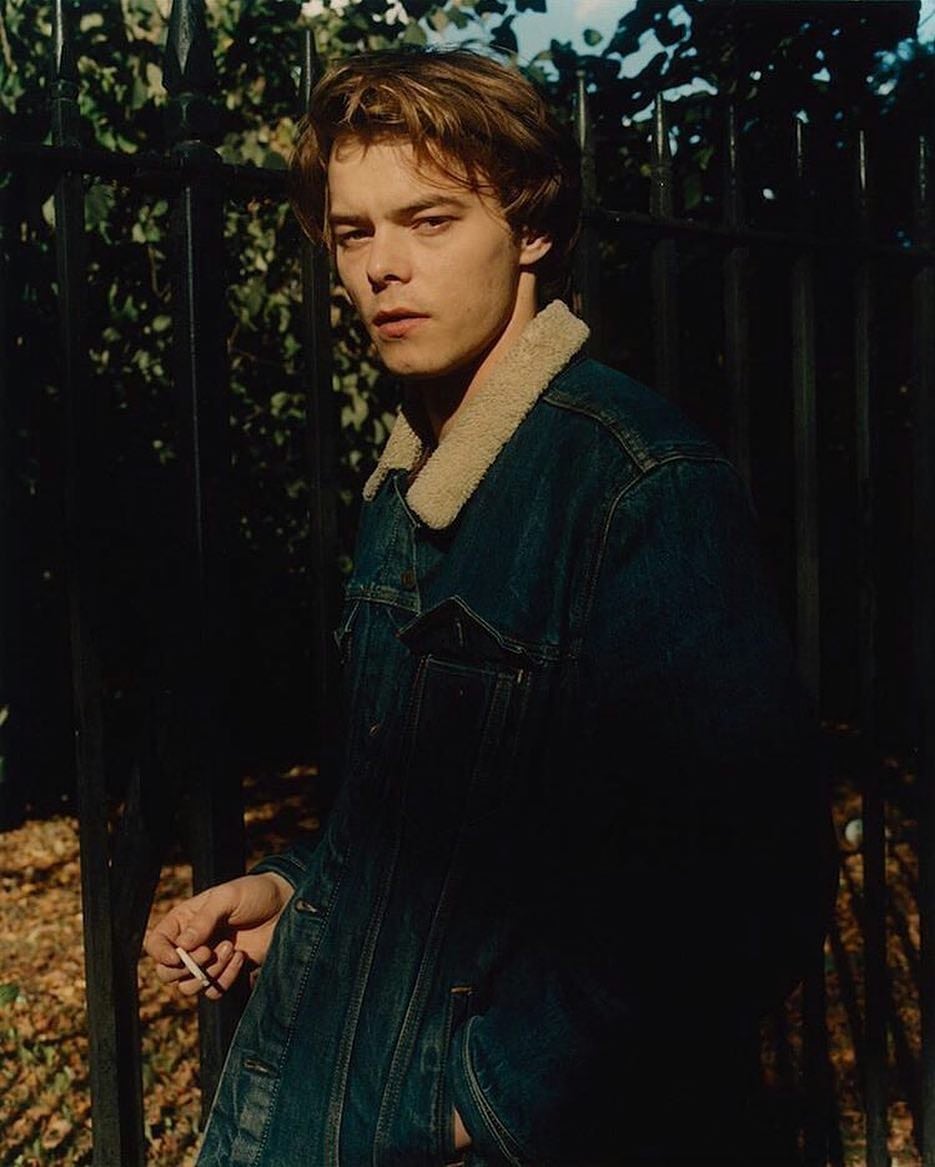 La vida de Charlie Heaton refleja su papel en Stranger Things, donde enfrenta desafíos familiares y personales.