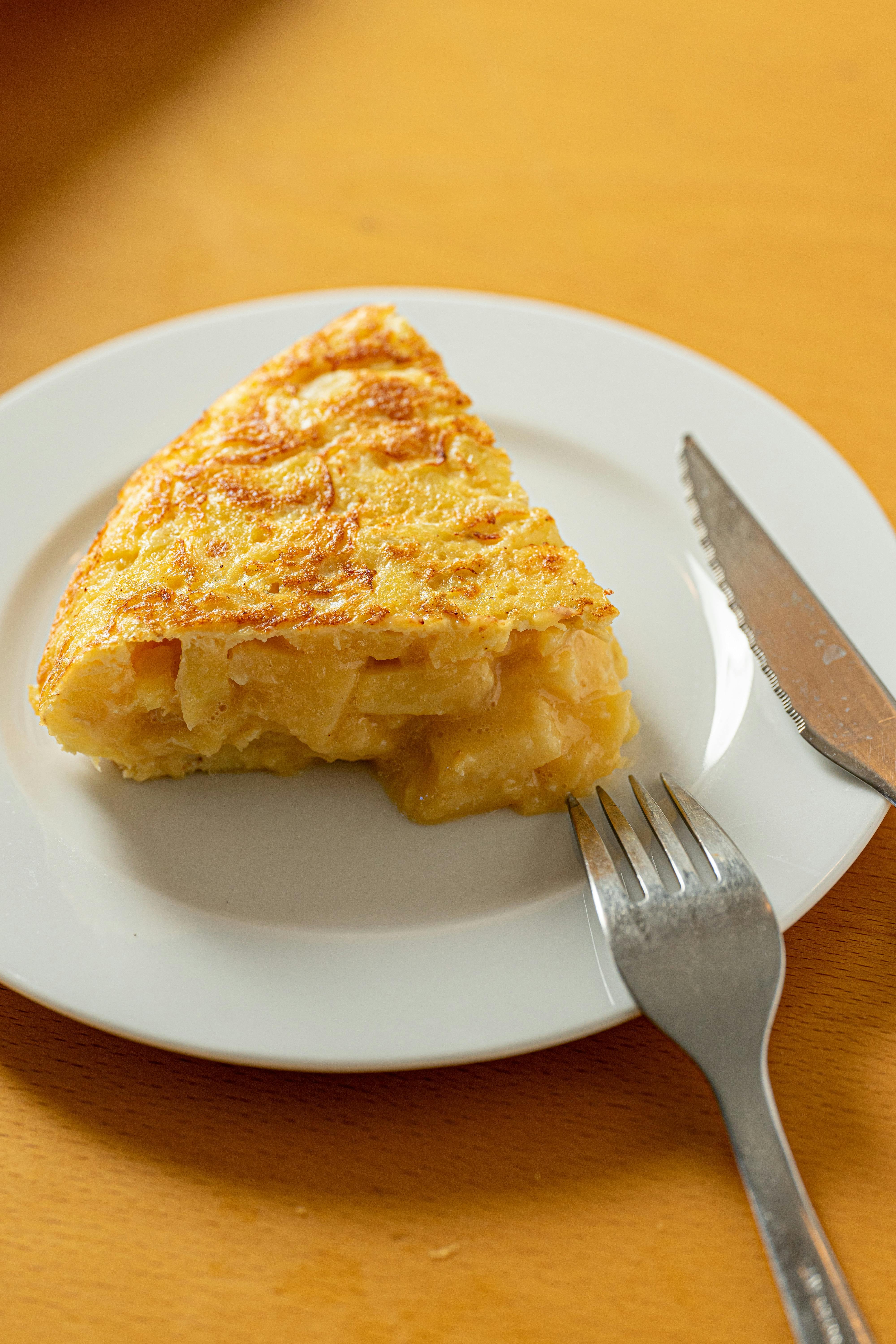 La receta original de tortilla de papas, enseñada por el chef Dani García, regresa a sus raíces.