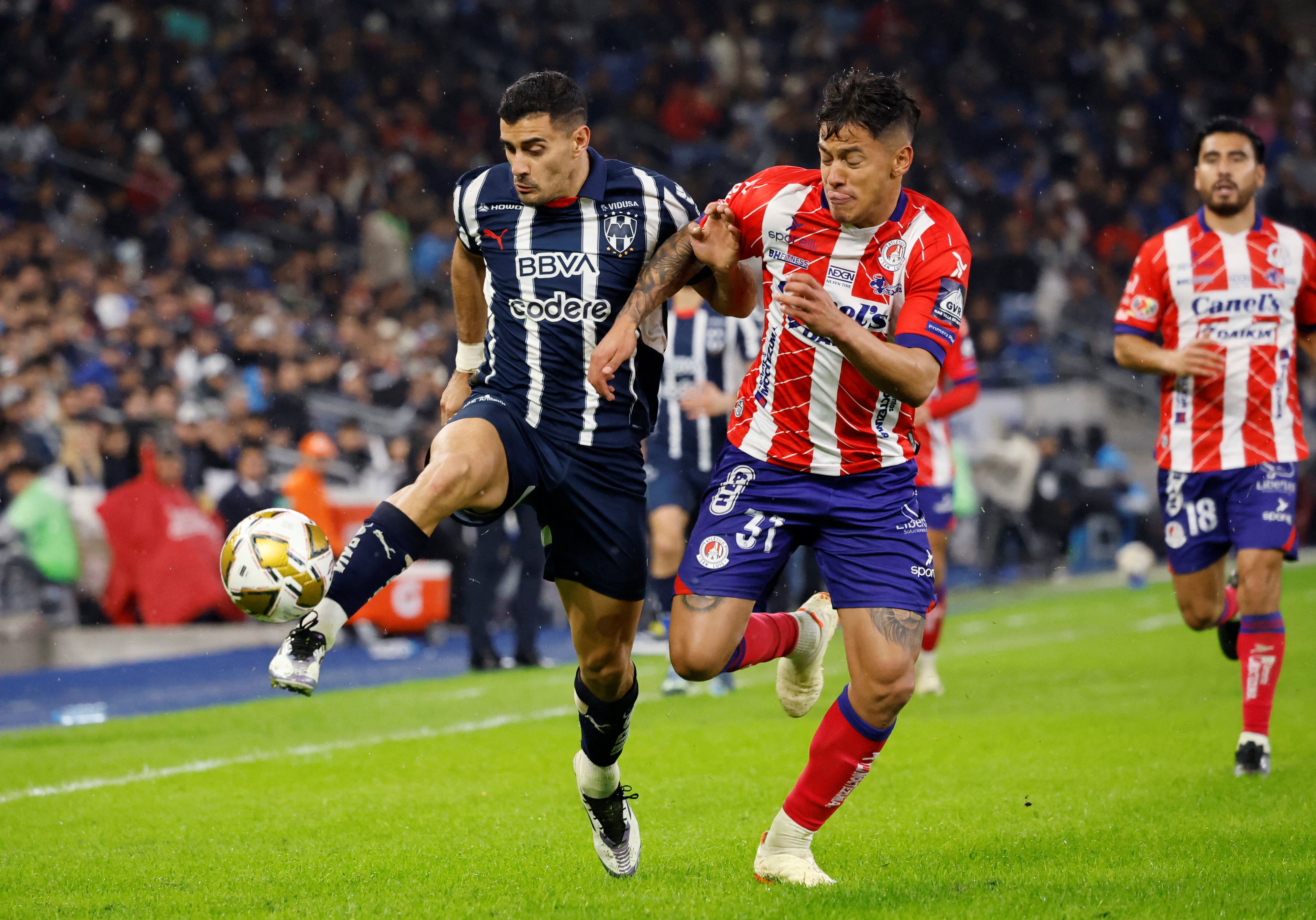 Ambos equipos buscan reforzar su defensa con el joven central de Atlético de San Luis.