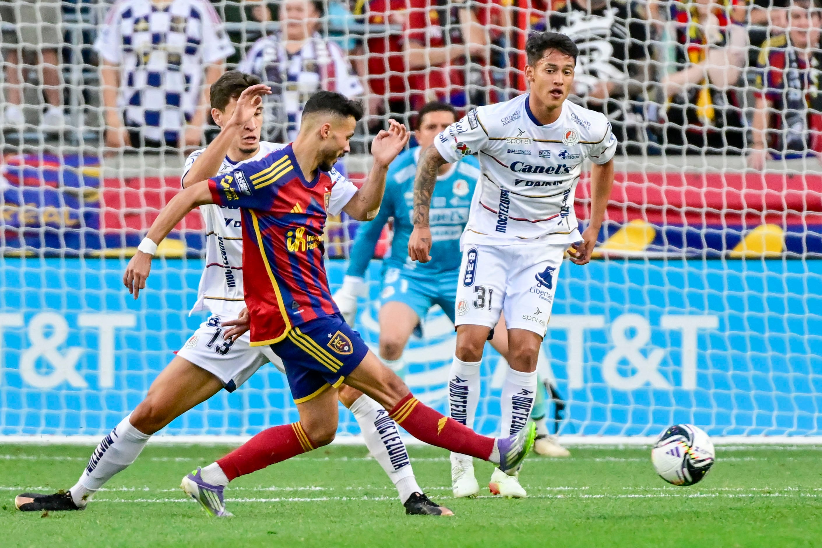 Ambos equipos buscan reforzar su defensa con el joven central de Atlético de San Luis.