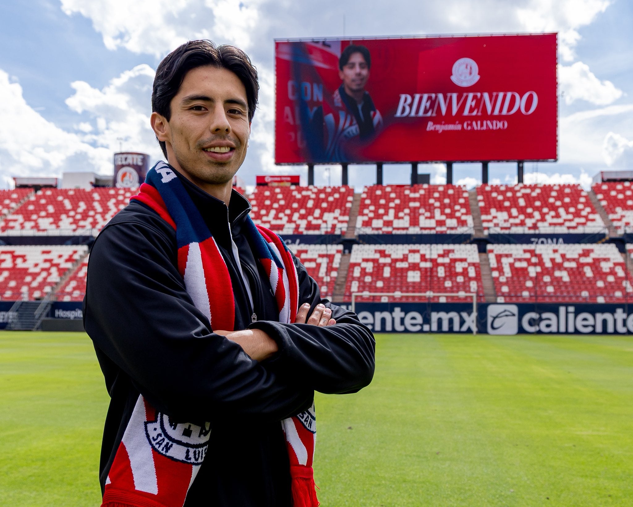 Ambos equipos buscan reforzar su defensa con el joven central de Atlético de San Luis.