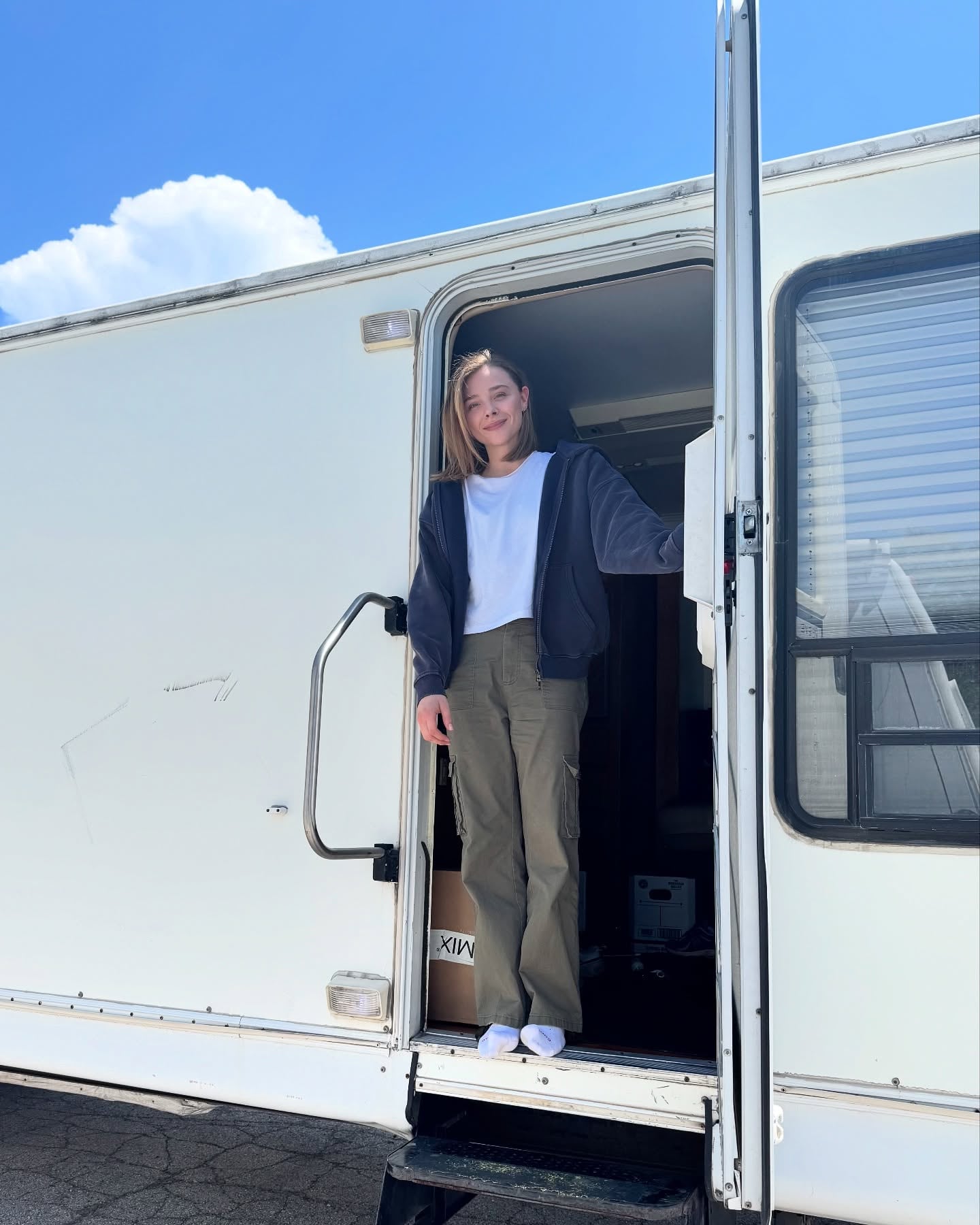 La actriz Chloë Grace Moretz anunció su compromiso con Kate Harrison tras un giro en su carrera.