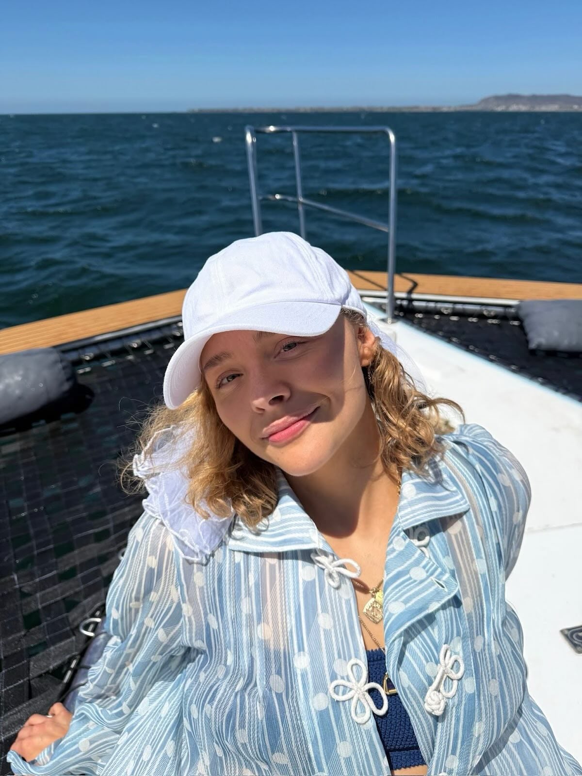 La actriz Chloë Grace Moretz anunció su compromiso con Kate Harrison tras un giro en su carrera.