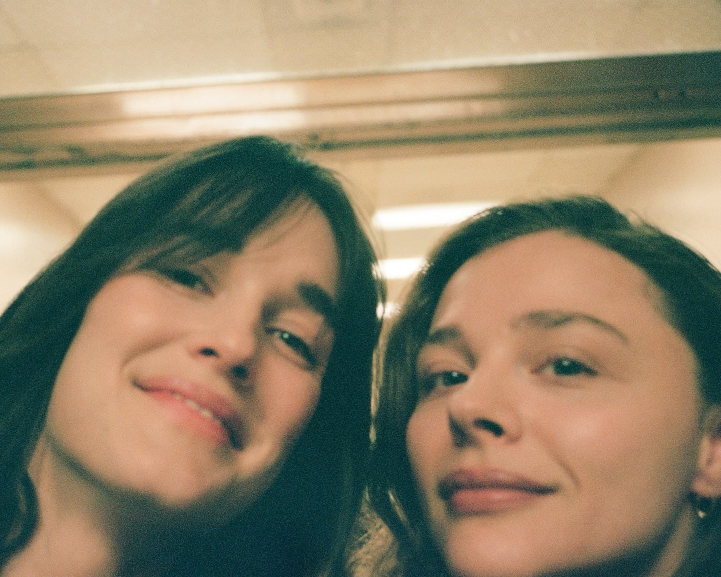 La actriz Chloë Grace Moretz anunció su compromiso con Kate Harrison tras un giro en su carrera.