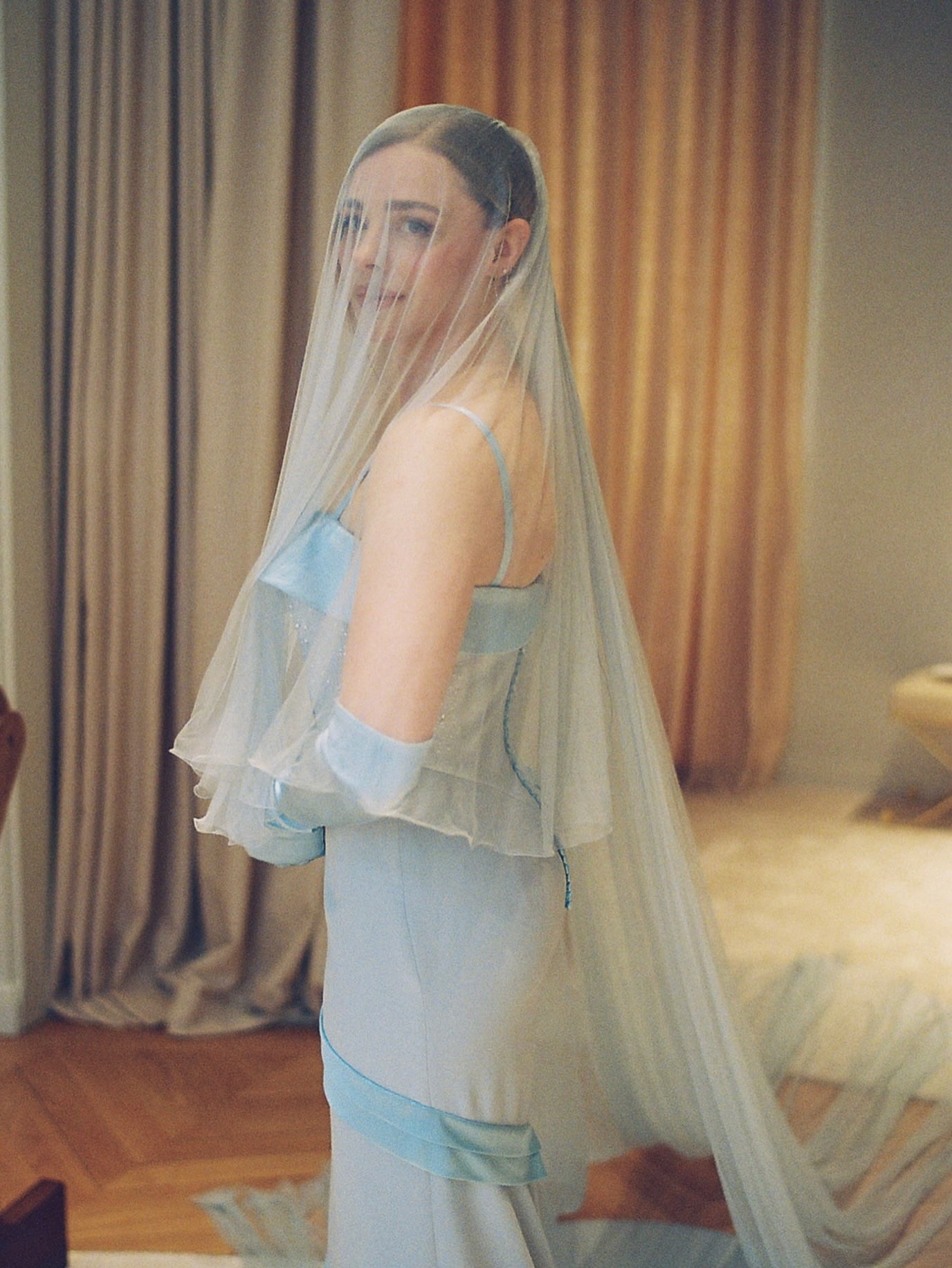 La actriz Chloë Grace Moretz anunció su compromiso con Kate Harrison tras un giro en su carrera.