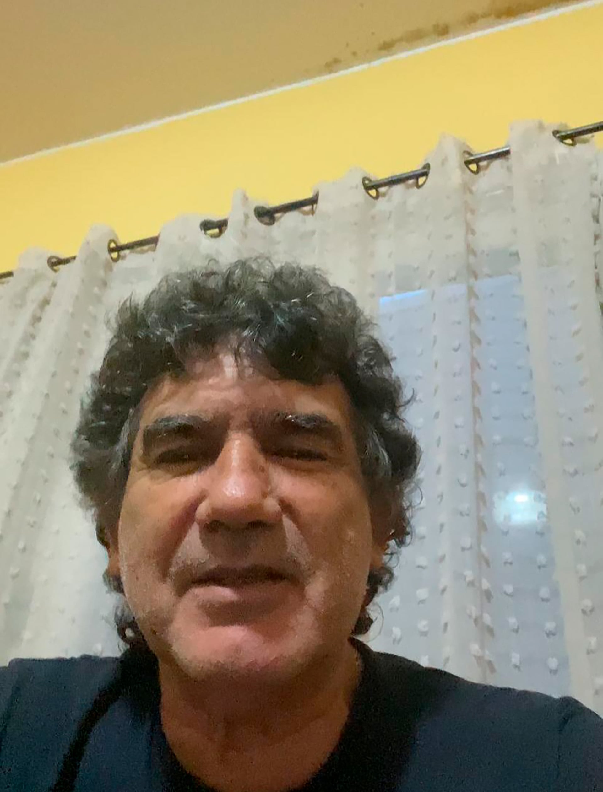 El exfutbolista uruguayo aclara la viralización de una historia falsa.