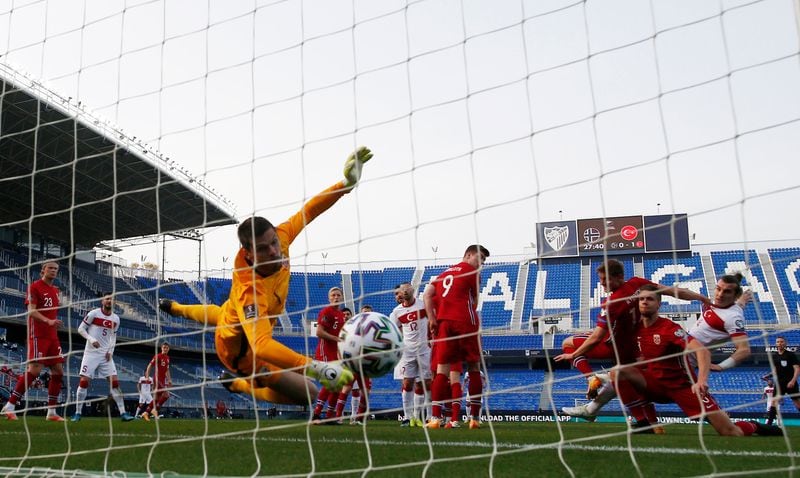 Un equipo de fútbol en Noruega ofrece 3.500 euros mensuales a defensores semiprofesionales con requisitos específicos.