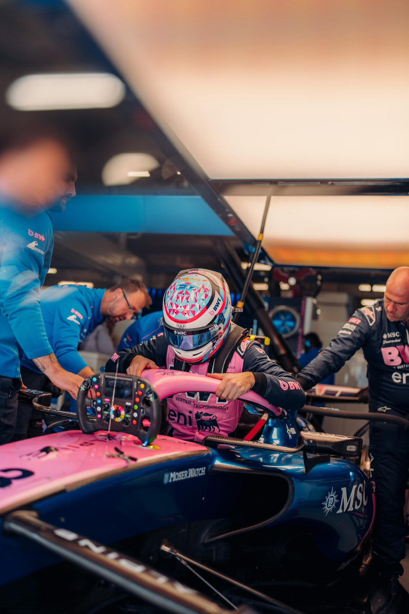 El piloto argentino Franco Colapinto busca mejorar su rendimiento en la única práctica del GP de China.