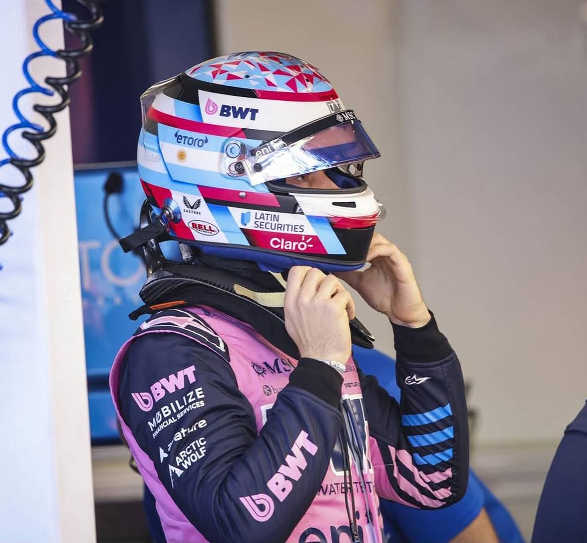 El piloto argentino Franco Colapinto busca mejorar su rendimiento en la única práctica del GP de China.