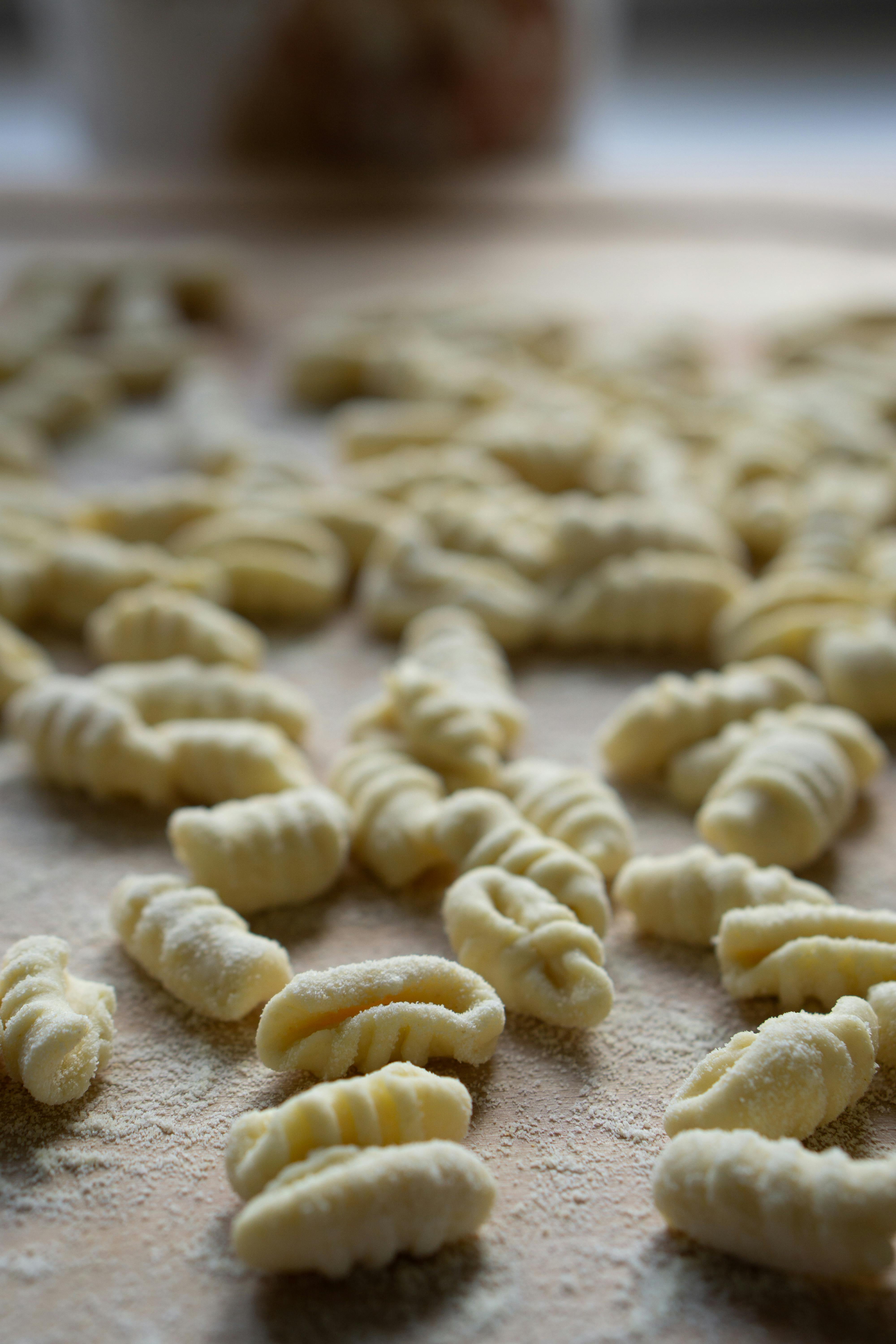 Descubre la receta de ñoquis del 29, una tradición que une generaciones en la mesa.