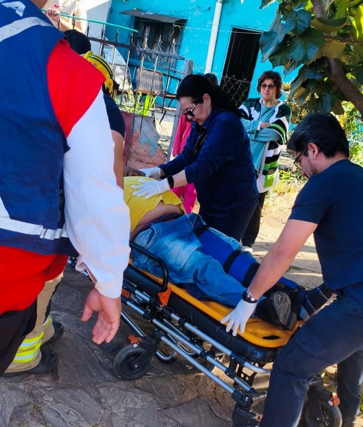 Motociclista de 64 a&ntilde;os result&oacute; herido en un accidente donde el conductor del auto escap&oacute;.