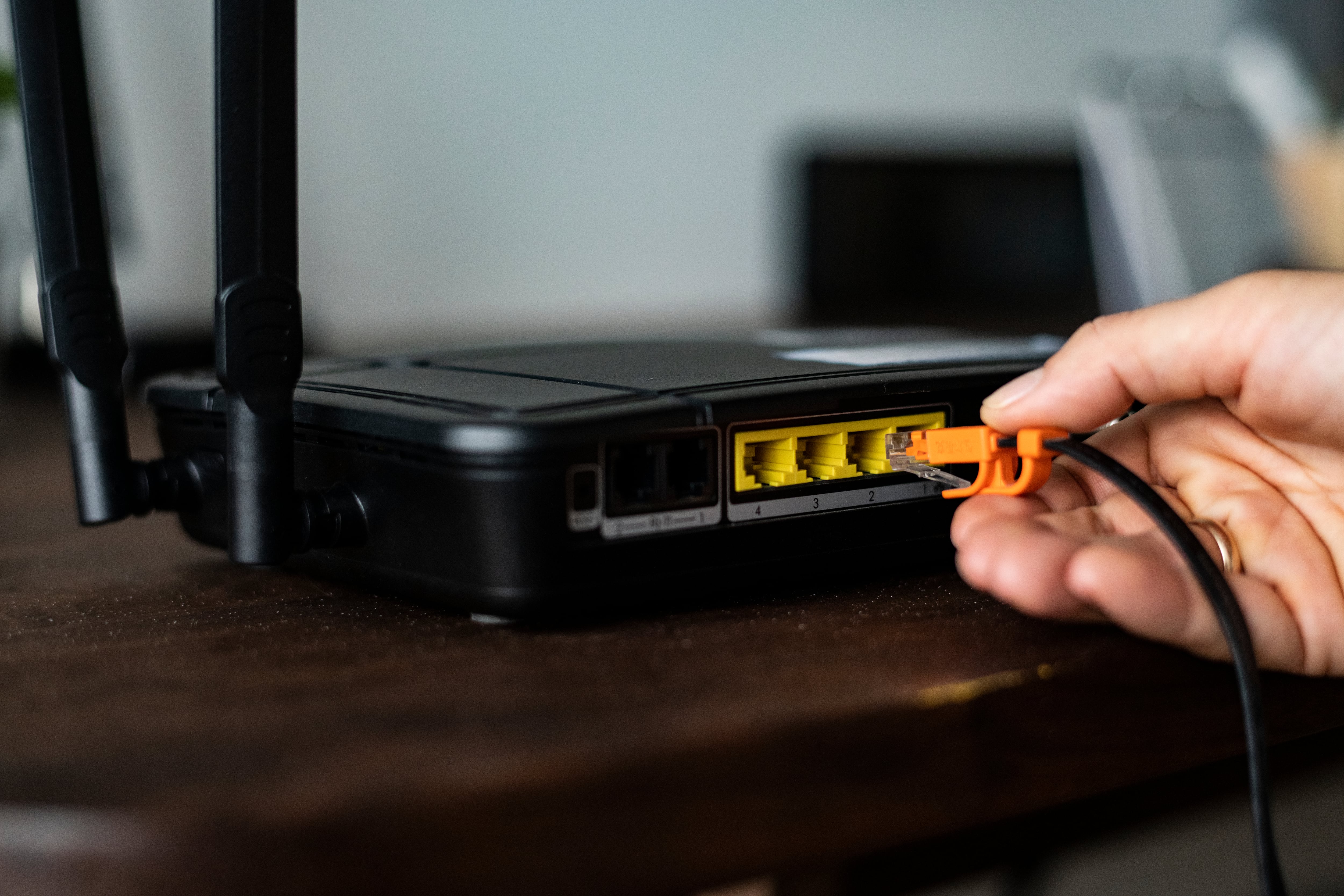 Expertos advierten sobre el riesgo de arruinar tu router al usar monedas para mejorar la señal.