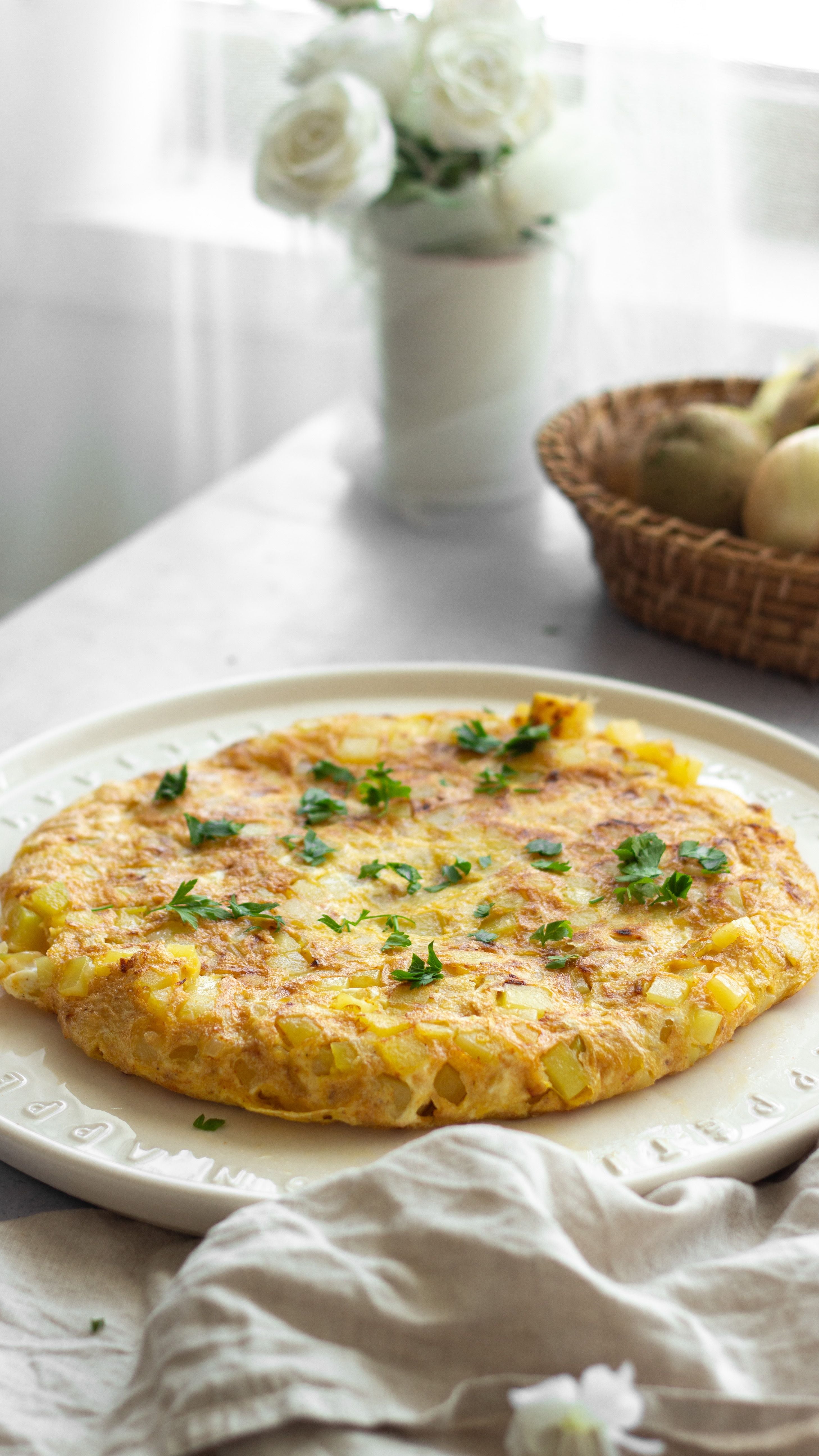 Expertos aseguran que batir los huevos con cuchara es clave para una tortilla cremosa.