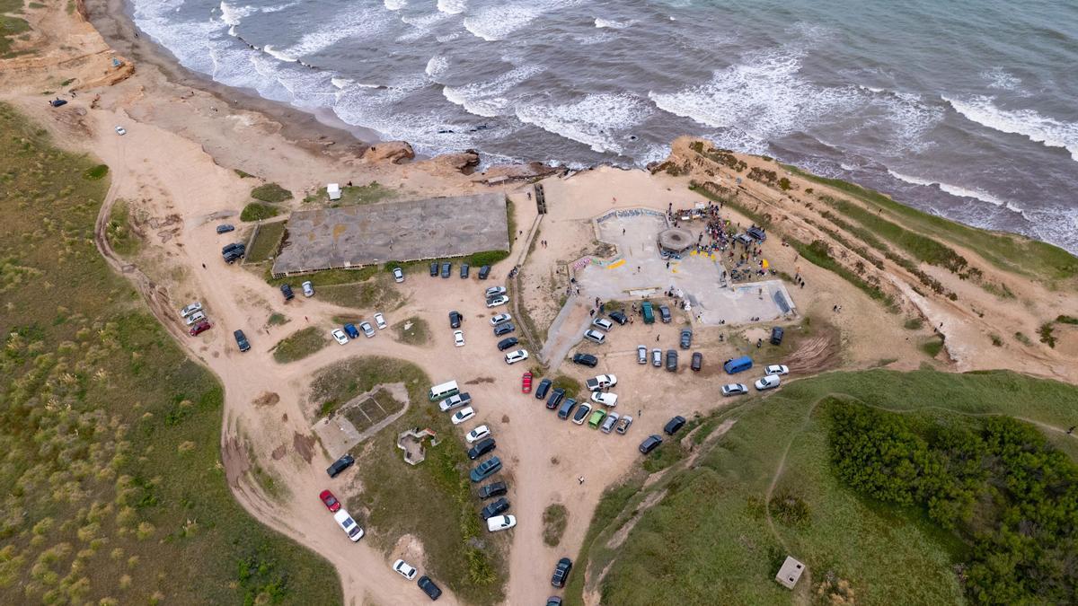 El intendente de Mar del Plata autoriza obras en playas que podrían afectar el medio ambiente y benefician a una empresa acusada de contaminación.