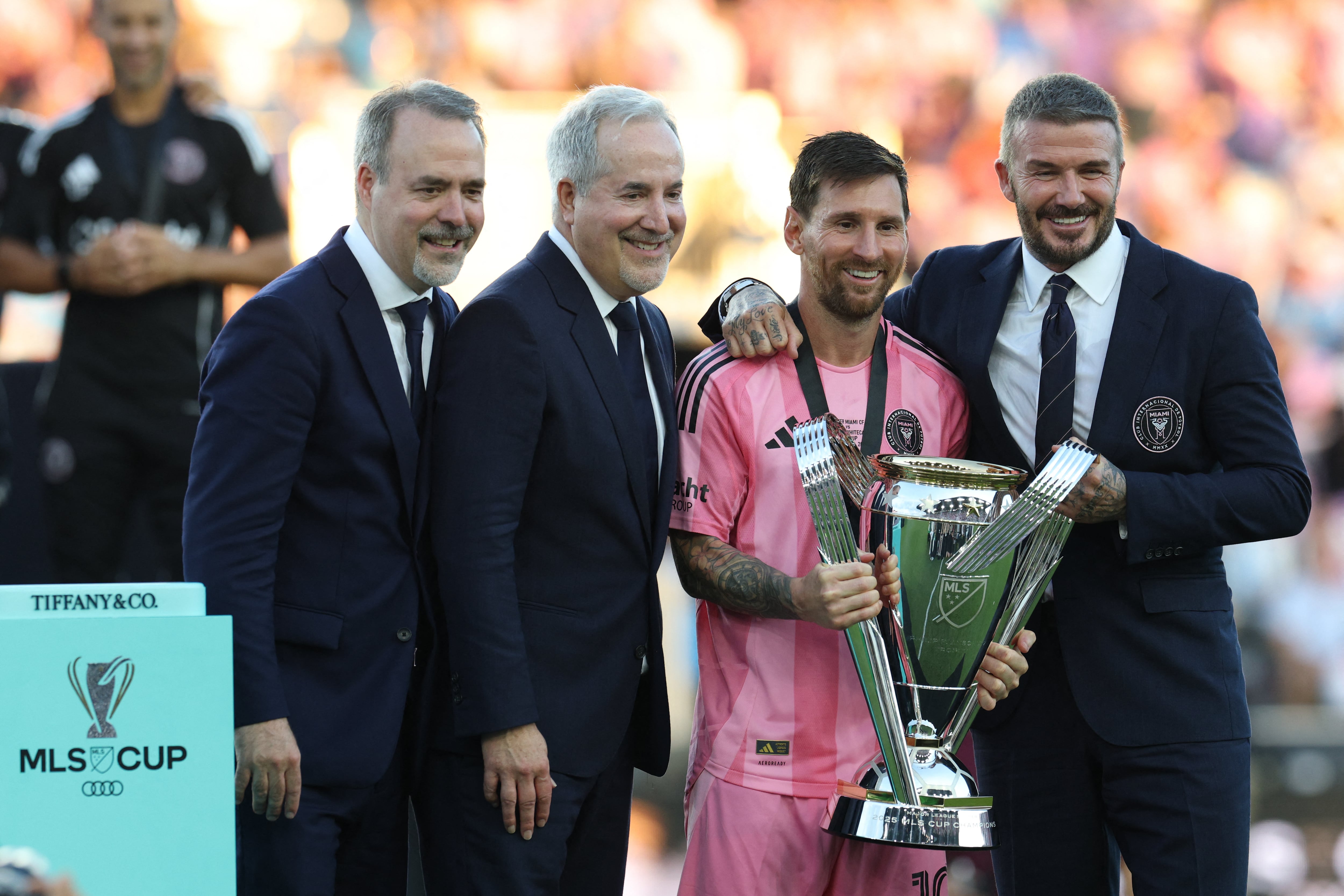 Futbolistas activos como Cristiano Ronaldo invierten en clubes, marcando un nuevo rumbo en el deporte.