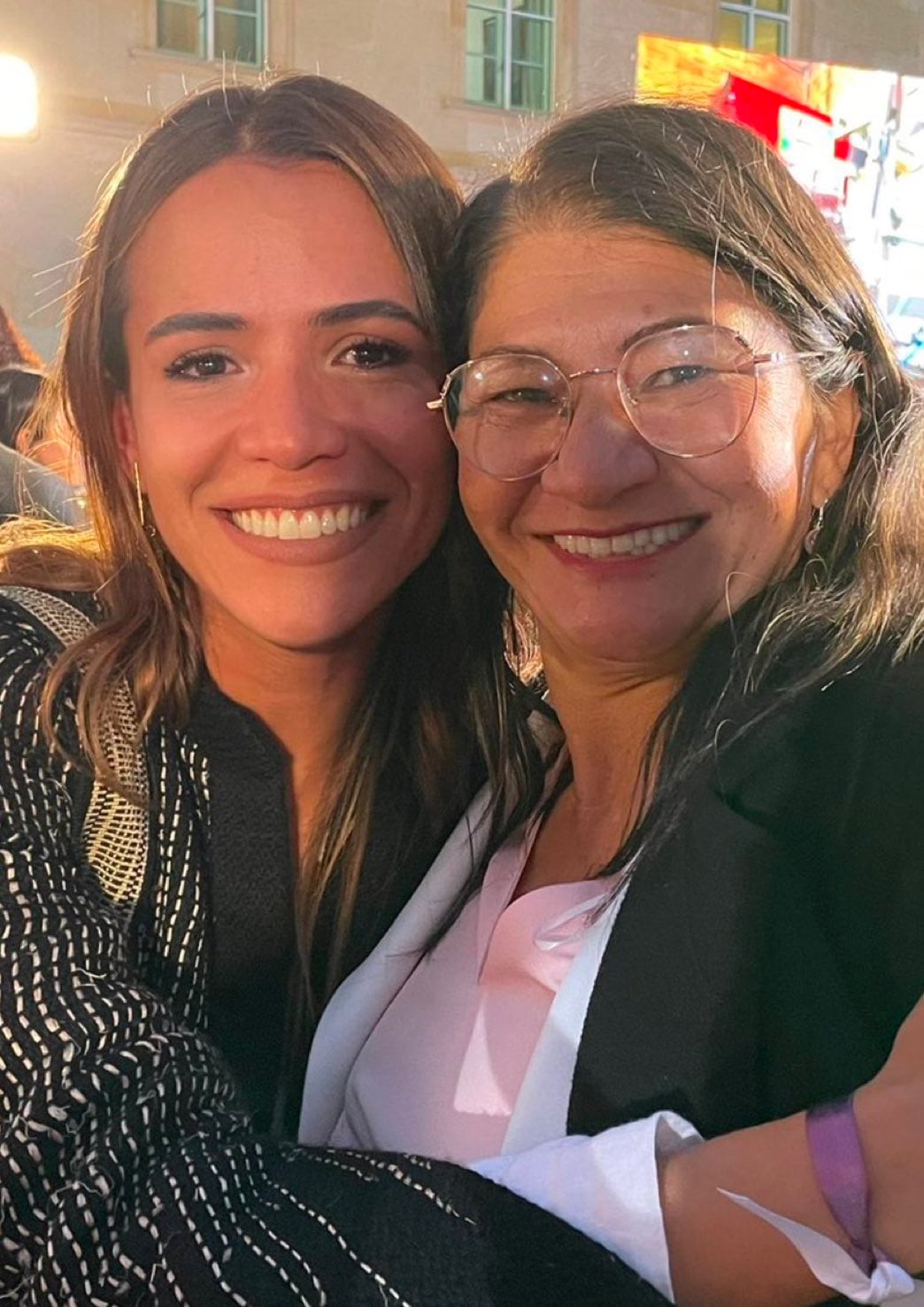 María Fernanda Carrascal enfrenta acusaciones por usar su camioneta para trasteo, incluyendo una mesa de planchar.