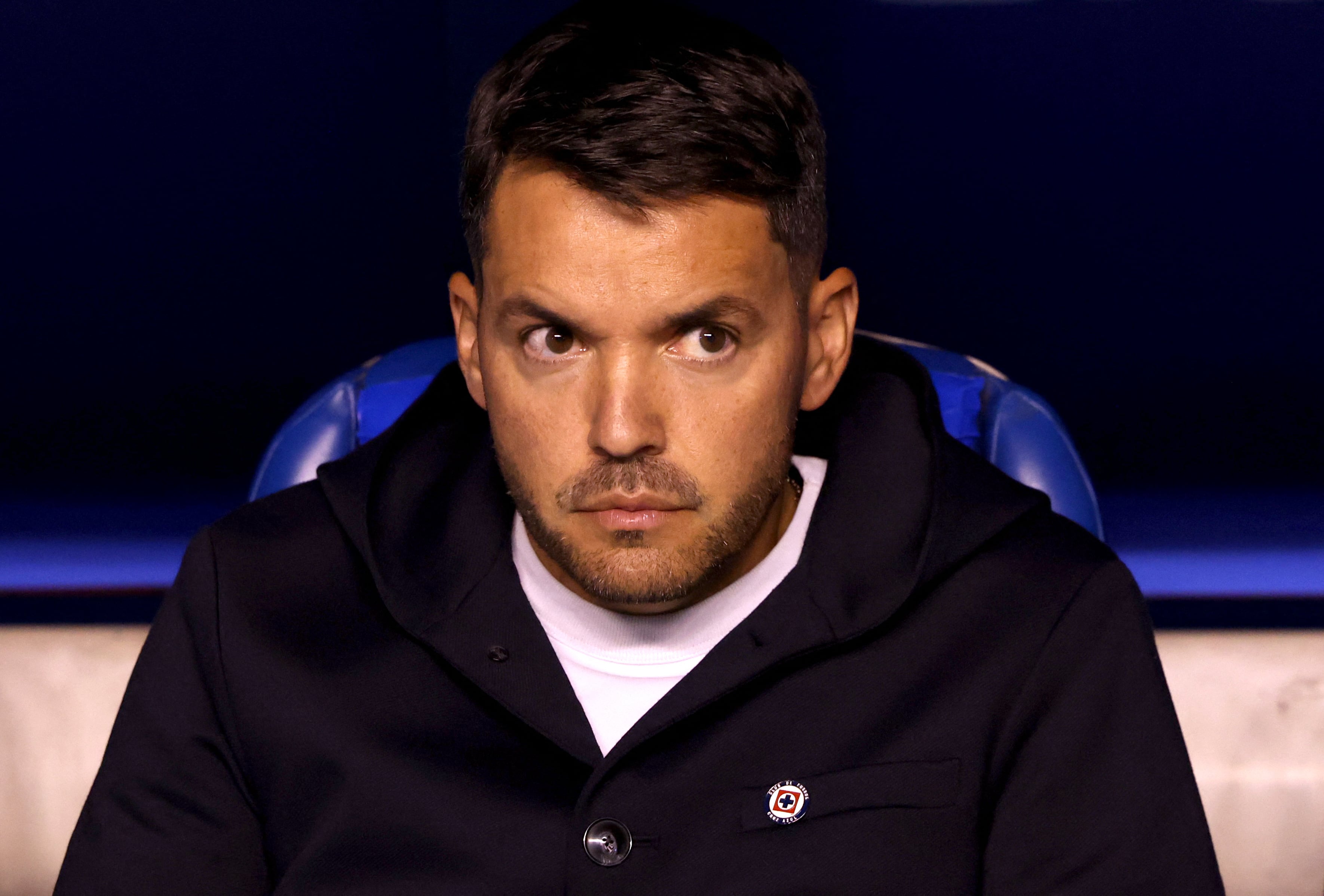 Cruz Azul ganó 2-0 a Atlas, pero el mal estado del campo generó críticas de Larcamón y Cocca.