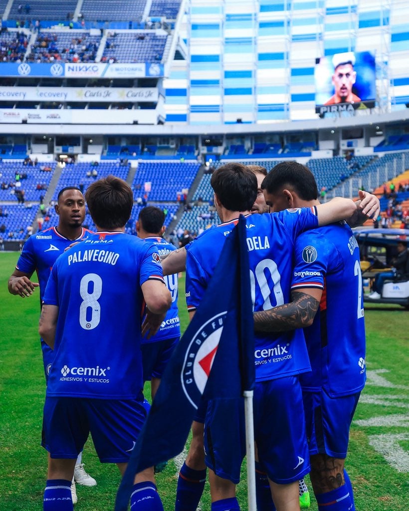 Cruz Azul ganó 2-0 a Atlas, pero el mal estado del campo generó críticas de Larcamón y Cocca.