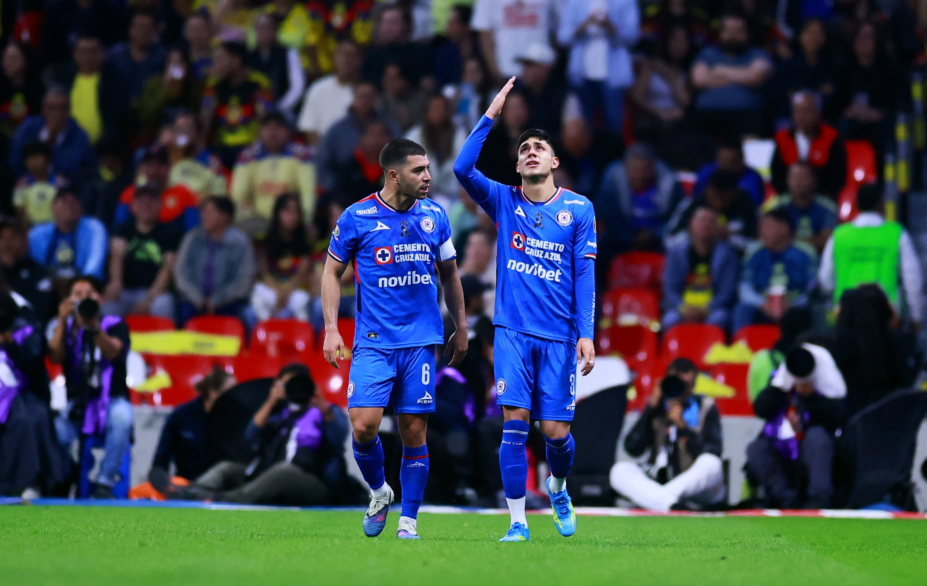 Cruz Azul logra igualar el partido a pocos segundos del final del primer tiempo en el Estadio Azteca.