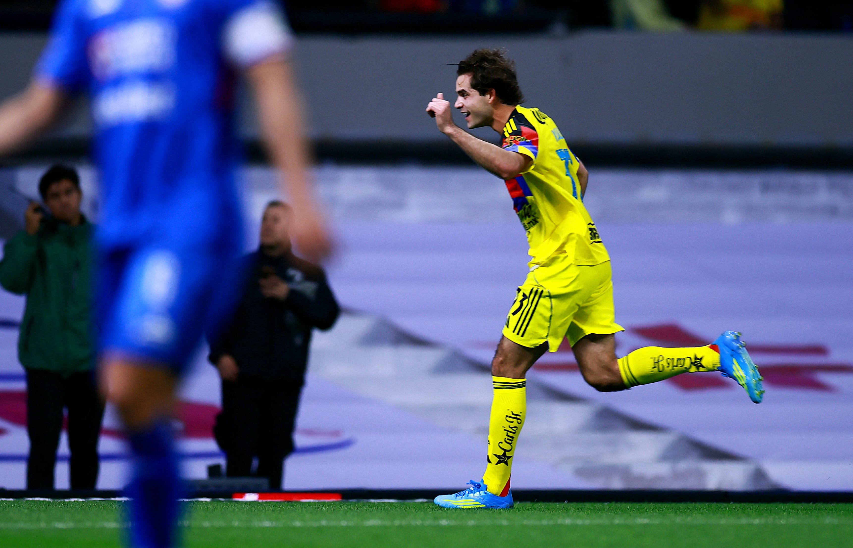 Cruz Azul logra igualar el partido a pocos segundos del final del primer tiempo en el Estadio Azteca.