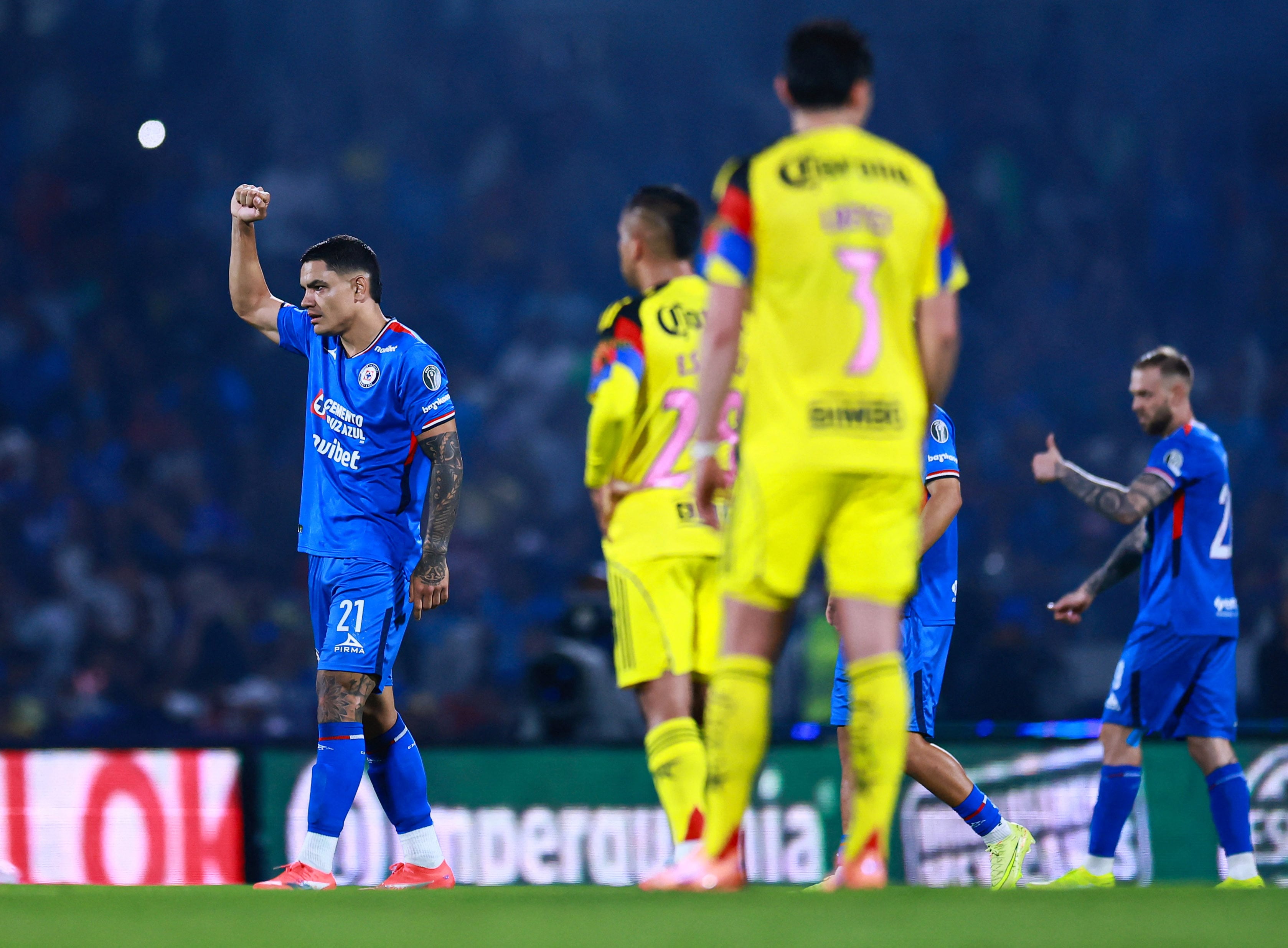 Cruz Azul logra igualar el partido a pocos segundos del final del primer tiempo en el Estadio Azteca.