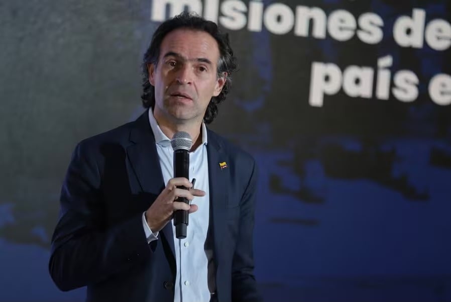 El exalcalde de Medellín solicitó a la Fiscalía que sus investigaciones se trasladen a Bogotá por supuesta injerencia.