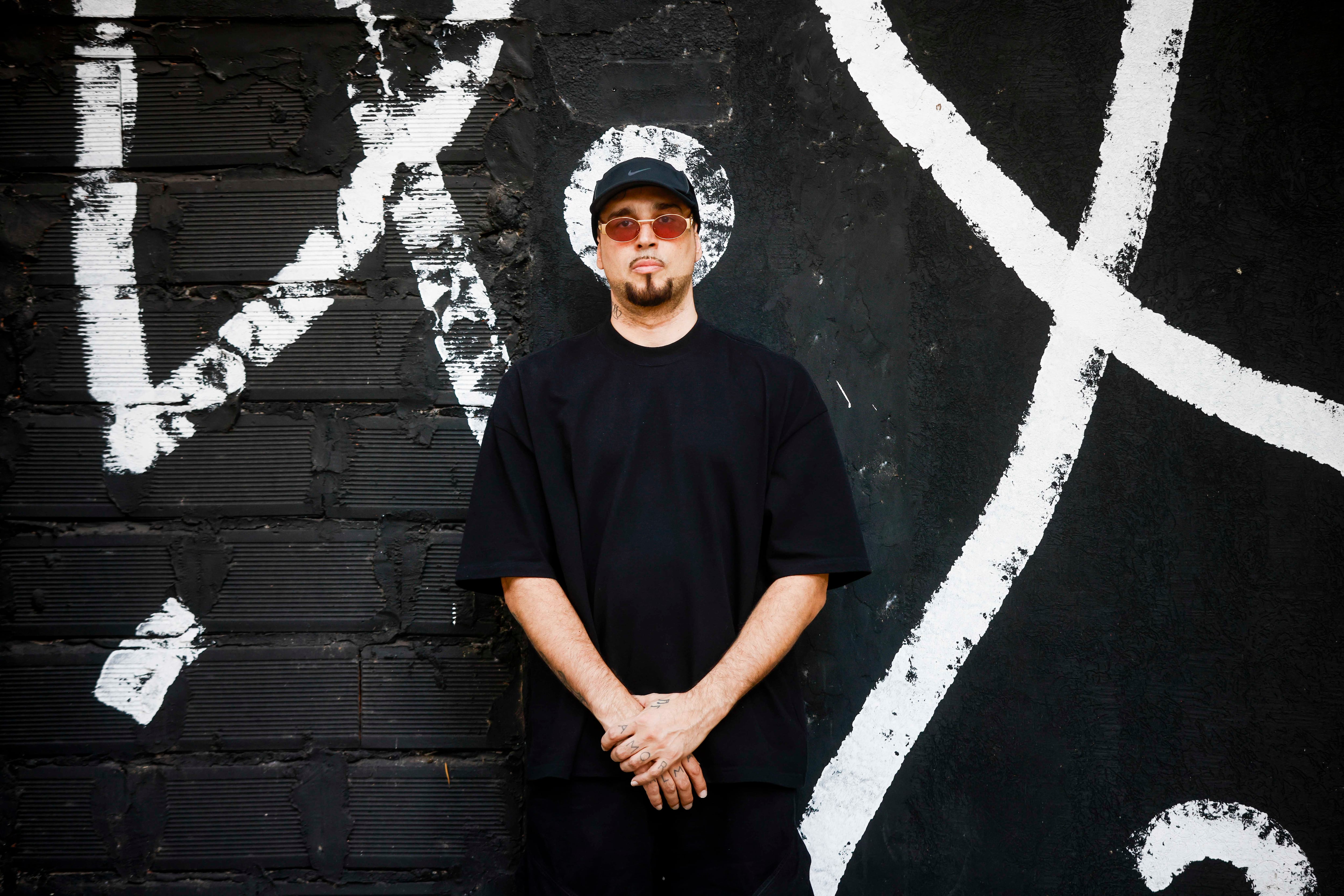 El artista comparte enseñanzas familiares y su proceso creativo en una charla profunda.