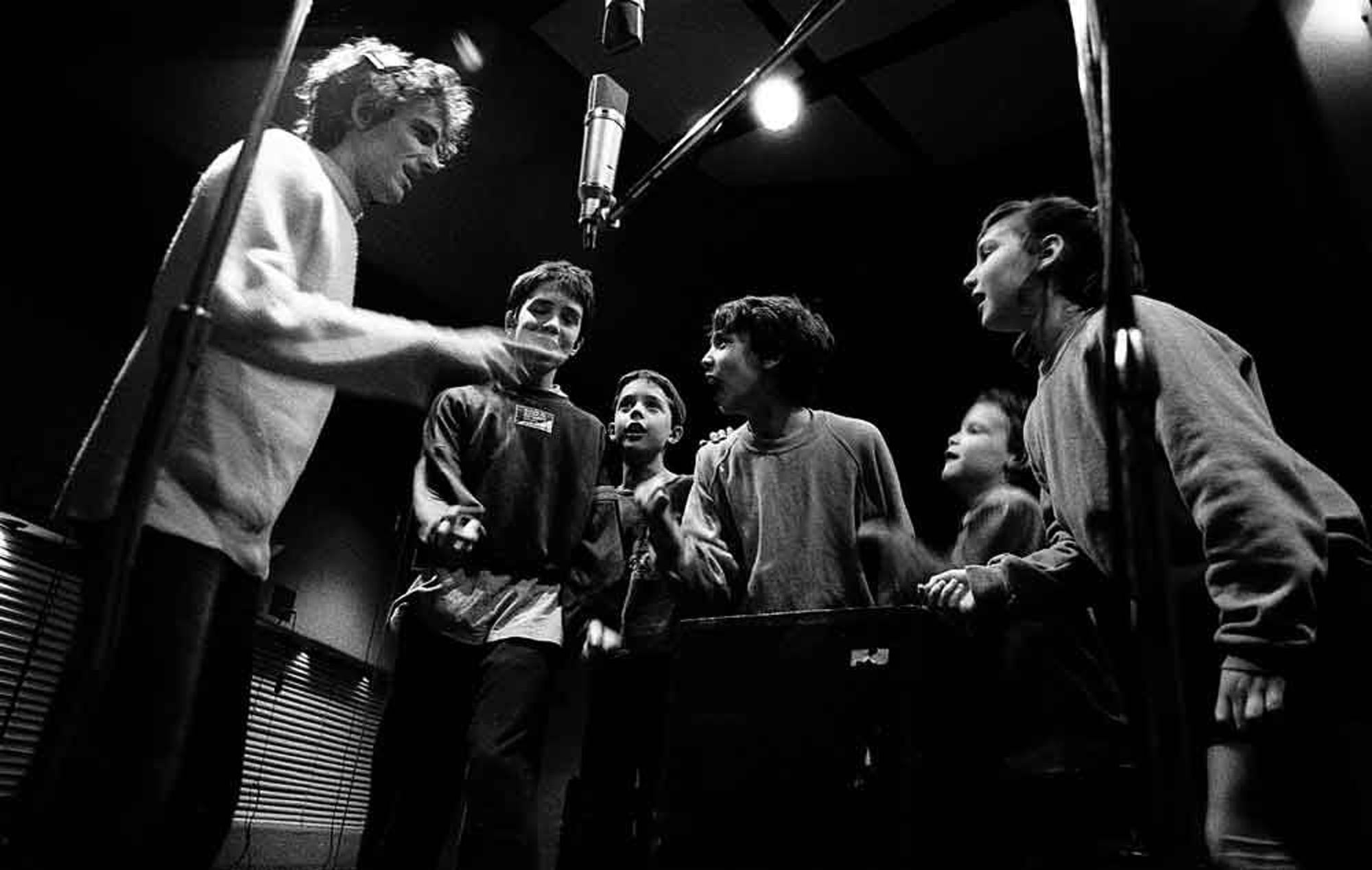 El artista comparte enseñanzas familiares y su proceso creativo en una charla profunda.